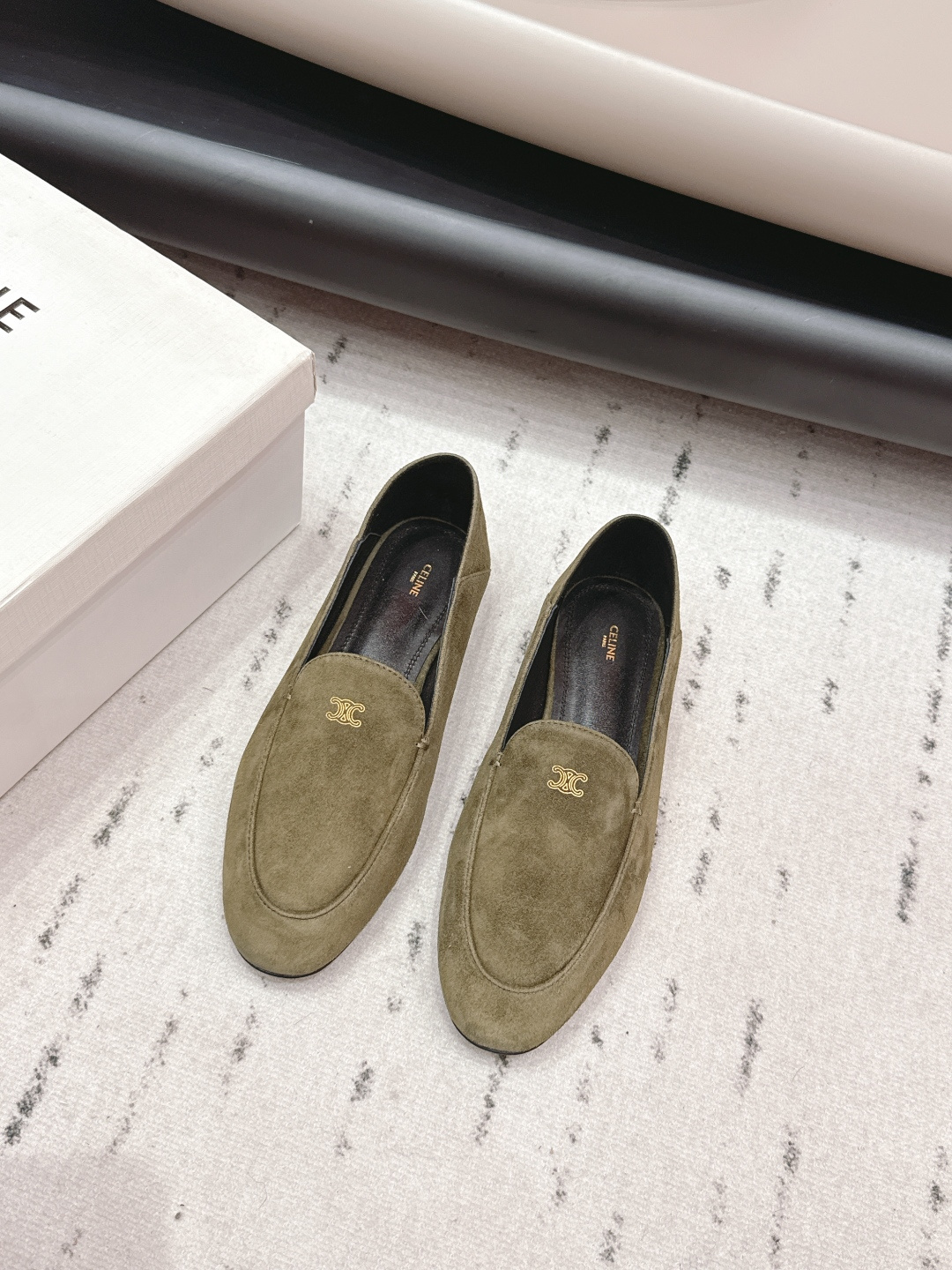 NO:722553,: 'Exclusive top version' C*ELINE 2026 vs early spring Loaf shoes series... [Round-toe Loaf shoes] CELINE originated from a series of thick-soled Loaf shoes from Paris, France, a fashion design brand. The round-toe stepping design makes your legs longer in seconds, good news for small people. Simple and easy to match, super long legs!  Square diamond buckle accessories developed in original proportions, full of texture, clear and shiny texture imprinting, double stitching stitching mark thread reinforcement process on the upper, stable and non-slip, super soft foot pad, no tiredness when worn, logo imprint is clearly visible!  Fabric: Original customized cashmere Lining: Original customized sheepskin Foot pads: Original sheepskin hot stamping LOGO Outsole: Original customized genuine leather sole Heel height: 0.8cm Size: 35-39 (40. Customization is non-refundable) Packaging: Original full set of packaging Color: Official website updated simultaneously, loafers, celine, loafers, sheepskin19860909: 《独家顶级版本》 C*ELINE赛*琳2026vs早春乐福单鞋系列……【圆头乐福单鞋】 CELINE源于法国巴黎时尚设计品牌一系列厚底乐福德比鞋 圆头踩脚设计 上脚秒变大长腿,小个子福音 简约好搭超显腿长！原比例开发方钻扣配件,质感满满,纹里压印清晰,有光泽,鞋面双车线缝马克线加固工艺,稳固不跑线,超软垫脚 穿起来不累脚 logo压印清晰可见！ 面料: 原版定制羊绒 内里: 原版定制羊皮 垫脚: 原版羊皮烫金LOGO 大底: 原版定制真皮底 跟高: 0.8cm 码数: 35-39（40.定制不退换） 包装: 原版全套包装 颜色:官网同步更新,乐福鞋,celine,loafers,sheepskin,Women's Shoes