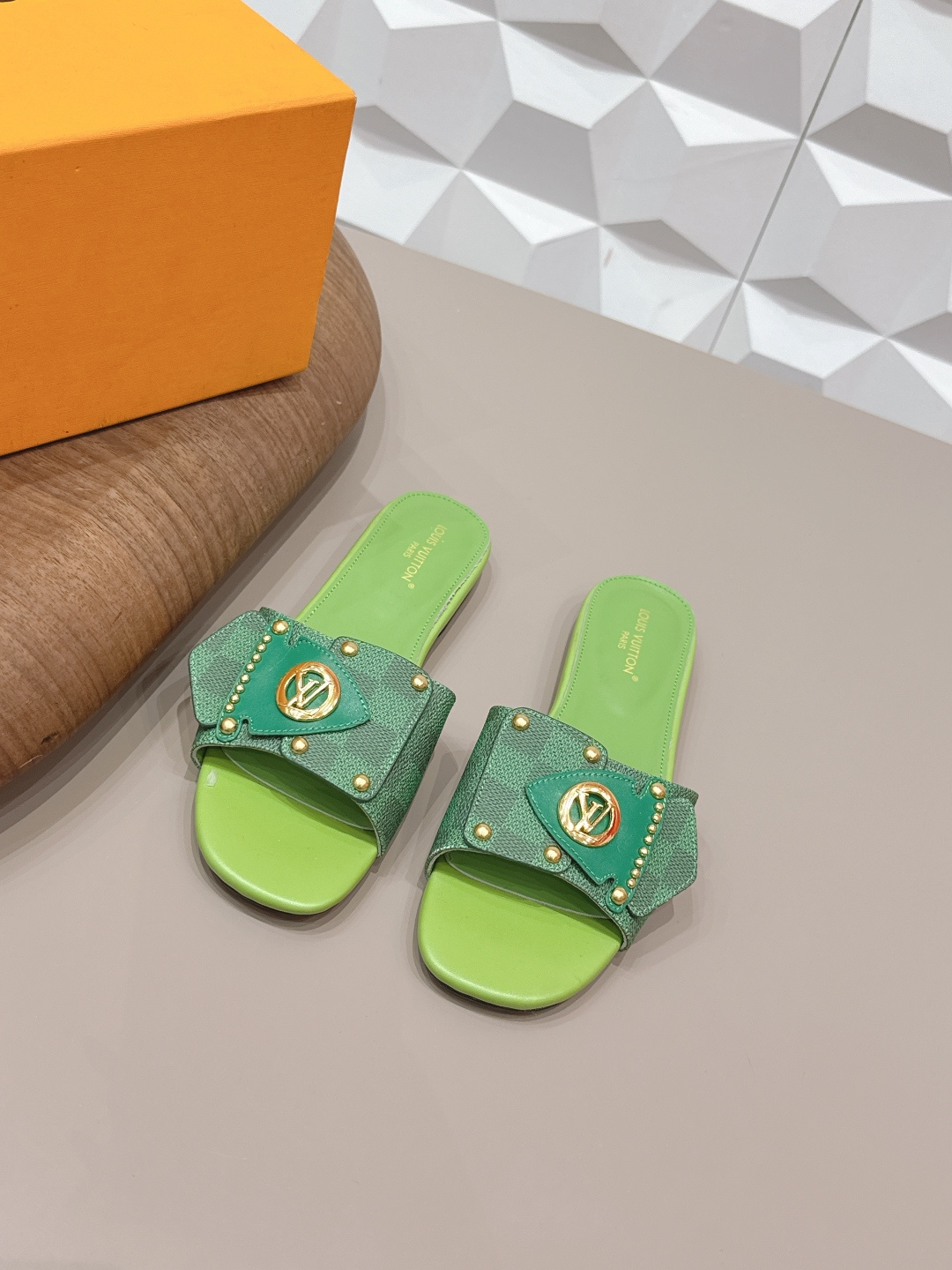 NO:748627,: 'Exclusive top version' LV donkey brand 2026 vs spring and summer Paris purchasing latest popular sandals series... [Round-head presbyopic flat sandals] Original buckle molding comes with original logo. Super dazzling. It looks high-end and classy at first glance, making you stand out - MATERIAL Material - Fabric: Original custom old flower original custom fasteners Lining: Original custom sheepskin Feet: Original custom sheepskin Outsole:  Original customized genuine leather outsole Heel height: 0.8cm (flat bottom) Packaging: Original full set of packaging Size: 35-39 (40.41.42. Customization is not returnable) Color: Official website updated simultaneously, high heels and slippers, louis vuitton, sandals, high heels, slippers, sheepskin, Leather soles19860909: 《独家顶级版本》 LV驴牌2026vs春夏夏巴黎代购最新爆款凉鞋系列……【圆头老花平底凉拖】 原版扣开模 附带原版logo 超级炫美 一眼看上去就高端大气上档次,让你齁的柱所以主场 - MATERIAL 材质 - 面料: 原版定制老花料原版定制扣件 内里: 原版定制羊皮 垫脚: 原版定制羊皮 大底: 原版定制真皮大底 跟高: 0.8cm（平底） 包装: 原版全套包装 码数: 35-39（40.41.42.定制不退换） 颜色:官网同步更新,高跟鞋拖鞋,louis vuitton,sandals,high heels,slippers,sheepskin,Leather soles,Women's Shoes