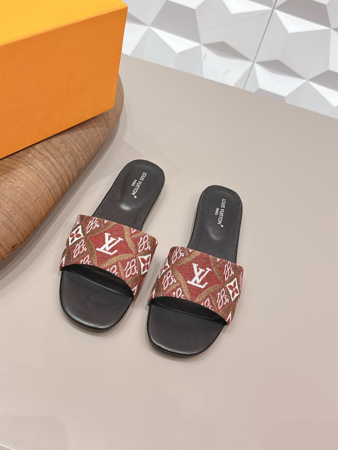 NO:748636,: 'Exclusive top version' LV donkey brand 2026 vs spring and summer Paris purchasing latest popular sandals series... [Round-toe flat sandals] Original buckle molding, with original logo, super dazzling. It looks high-end and classy at first glance, making you stand out - MATERIAL Material - Fabric: Original custom jacquard fabric Lining: Original custom sheepskin Foot: Original custom sheepskin Outsole: Original custom leather outsole  Heel height: 0.8cm (flat bottom) Packaging: Original full set of packaging Number of yards: 35-39 (40.41.42. Customization is not returnable) Color: Official website updated simultaneously, high heels and slippers, louis vuitton, sandals, high heels, slippers, sheepskin, Leather soles19860909: 《独家顶级版本》 LV驴牌2026vs春夏夏巴黎代购最新爆款凉鞋系列……【圆头平底凉拖】 原版扣开模 附带原版logo 超级炫美 一眼看上去就高端大气上档次,让你齁的柱所以主场 - MATERIAL 材质 - 面料: 原版定制提花织布 内里: 原版定制羊皮 垫脚: 原版定制羊皮 大底: 原版定制真皮大底 跟高: 0.8cm（平底） 包装: 原版全套包装 码数: 35-39（40.41.42.定制不退换） 颜色:官网同步更新,高跟鞋拖鞋,louis vuitton,sandals,high heels,slippers,sheepskin,Leather soles,Women's Shoes