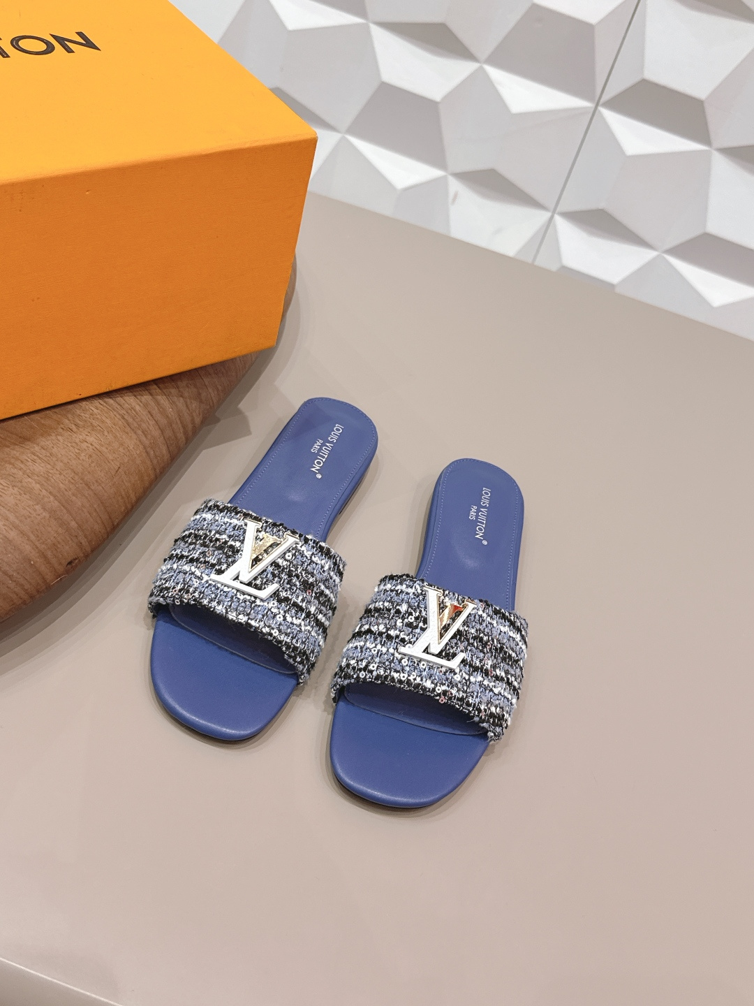 NO:748633,: 'Exclusive top version' LV donkey brand 2026 vs spring and summer Paris purchasing latest popular sandals series... [Round-toe flat sandals] Original buckle molding Comes with original logo Super dazzling At first glance, it looks high-end and classy, making you stand out - MATERIAL Material - Fabric: Original custom fabric Original custom fasteners Lining: Original custom sheepskin Foot: Original custom sheepskin Outsole: Original custom leather outsole  Heel height: 0.8cm (flat bottom) Packaging: Original full set of packaging Number of yards: 35-39 (40.41.42. Customization is not returnable) Color: Official website updated simultaneously, high heels and slippers, louis vuitton, sandals, high heels, slippers, sheepskin, Leather soles19860909: 《独家顶级版本》 LV驴牌2026vs春夏夏巴黎代购最新爆款凉鞋系列……【圆头平底凉拖】 原版扣开模 附带原版logo 超级炫美 一眼看上去就高端大气上档次,让你齁的柱所以主场 - MATERIAL 材质 - 面料: 原版定制织布原版定制扣件 内里: 原版定制羊皮 垫脚: 原版定制羊皮 大底: 原版定制真皮大底 跟高: 0.8cm（平底） 包装: 原版全套包装 码数: 35-39（40.41.42.定制不退换） 颜色:官网同步更新,高跟鞋拖鞋,louis vuitton,sandals,high heels,slippers,sheepskin,Leather soles,Women's Shoes