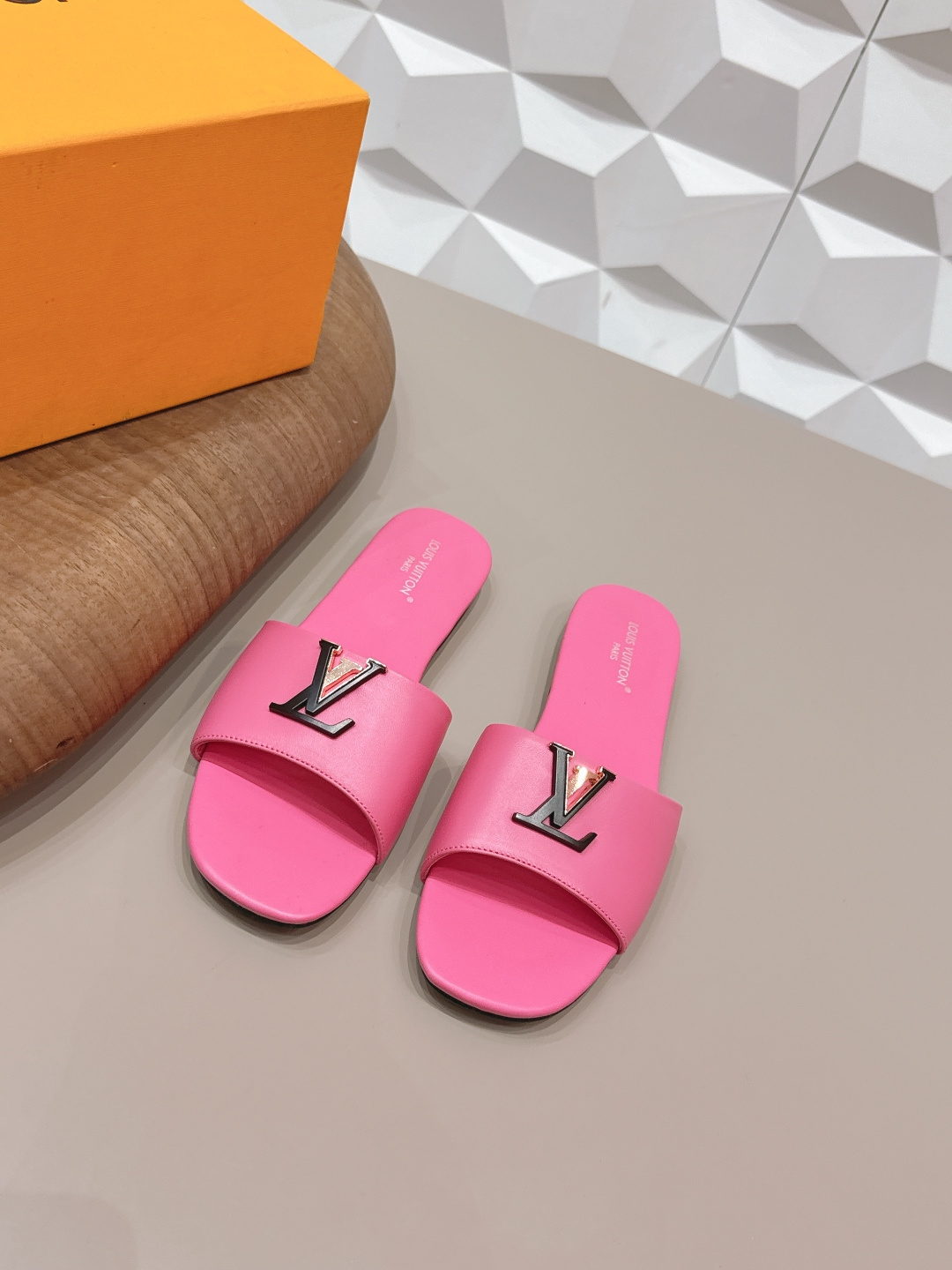 NO:748629,: 'Exclusive top version' LV donkey brand 2026 vs spring and summer Paris purchasing latest popular sandals series... [Round-toe flat sandals] Original buckle molding Comes with original logo Super dazzling At first glance, it looks high-end and classy, making you stand out - MATERIAL Material - Fabric: Original custom sheepskin Original custom fasteners Lining: Original custom sheepskin Foot: Original custom sheepskin Outsole: Original custom leather outsole  Heel height: 0.8cm (flat bottom) Packaging: Original full set of packaging Number of yards: 35-39 (40.41.42. Customization is not returnable) Color: Official website updated simultaneously, high heels and slippers, louis vuitton, sandals, high heels, slippers, sheepskin, Leather soles19860909: 《独家顶级版本》 LV驴牌2026vs春夏夏巴黎代购最新爆款凉鞋系列……【圆头平底凉拖】 原版扣开模 附带原版logo 超级炫美 一眼看上去就高端大气上档次,让你齁的柱所以主场 - MATERIAL 材质 - 面料: 原版定制羊皮原版定制扣件 内里: 原版定制羊皮 垫脚: 原版定制羊皮 大底: 原版定制真皮大底 跟高: 0.8cm（平底） 包装: 原版全套包装 码数: 35-39（40.41.42.定制不退换） 颜色:官网同步更新,高跟鞋拖鞋,louis vuitton,sandals,high heels,slippers,sheepskin,Leather soles,Women's Shoes