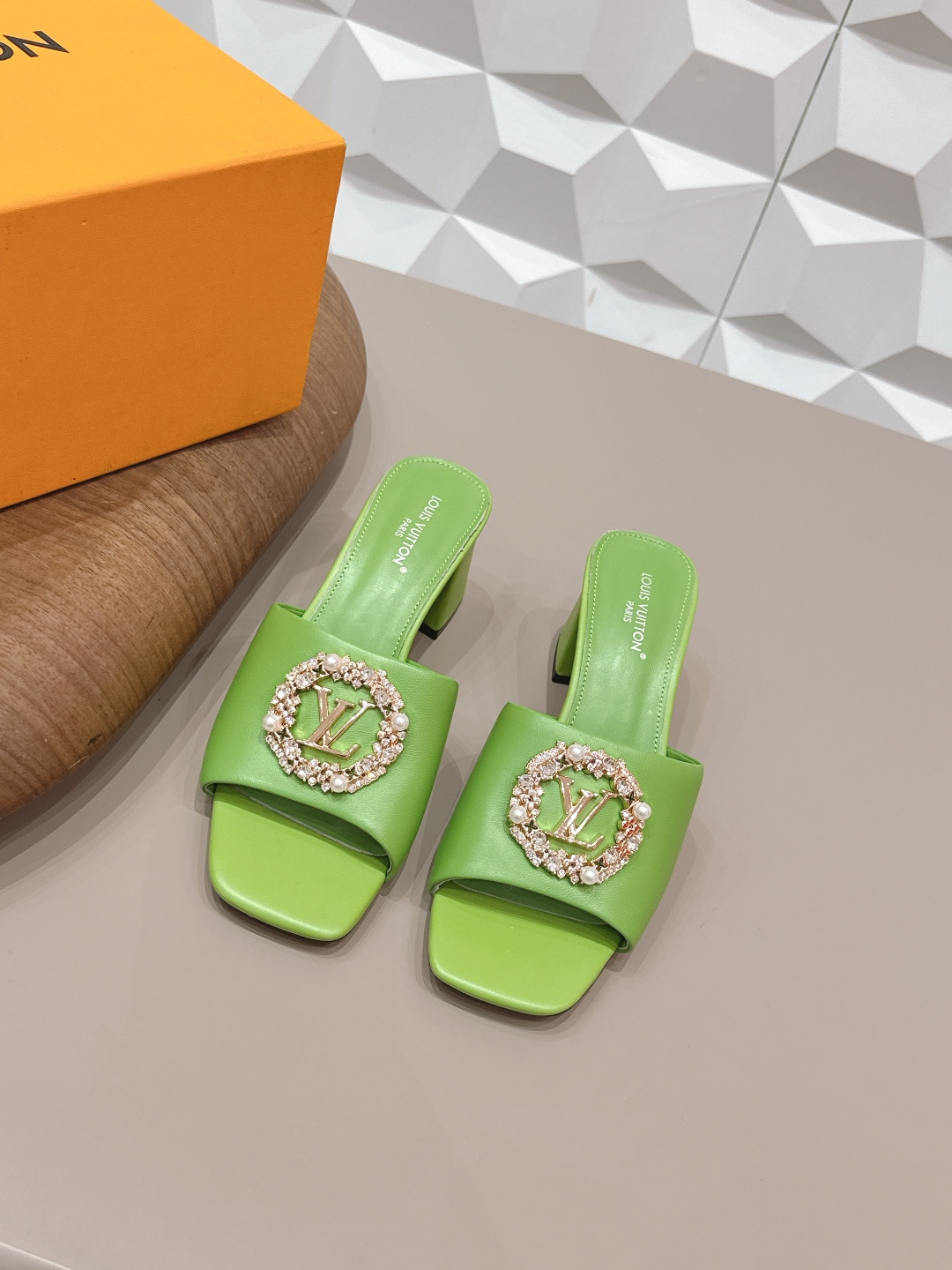 NO:748650,: 'Exclusive Top Version' LV Donkey Brand 2026 vs. Spring and Summer Paris Purchasing Latest Hot Sandals Series... [Square Head Diamond Buckle Sandals] Original buckle molding, with original logo, super dazzling. It looks high-end and classy at first glance, making you stand out - MATERIAL Material - Fabric: Original custom sheepskin Original custom diamond buckle Lining: Original custom sheepskin Foot: Original custom sheepskin Outsole: Original custom leather outsole  Heel height: 6cm Packaging: Original full set of packaging Number of yards: 35-39 (40.41.42. Customization is not returnable) Color: Official website updated simultaneously, high heels and slippers, louis vuitton, sandals, high heels, slippers, sheepskin, Leather soles19860909: 《独家顶级版本》 LV驴牌2026vs春夏夏巴黎代购最新爆款凉鞋系列……【方头钻扣凉拖】 原版扣开模 附带原版logo 超级炫美 一眼看上去就高端大气上档次,让你齁的柱所以主场 - MATERIAL 材质 - 面料: 原版定制羊皮原版定制钻扣 内里: 原版定制羊皮 垫脚: 原版定制羊皮 大底: 原版定制真皮大底 跟高: 6cm 包装: 原版全套包装 码数: 35-39（40.41.42.定制不退换） 颜色:官网同步更新,高跟鞋拖鞋,louis vuitton,sandals,high heels,slippers,sheepskin,Leather soles,Women's Shoes