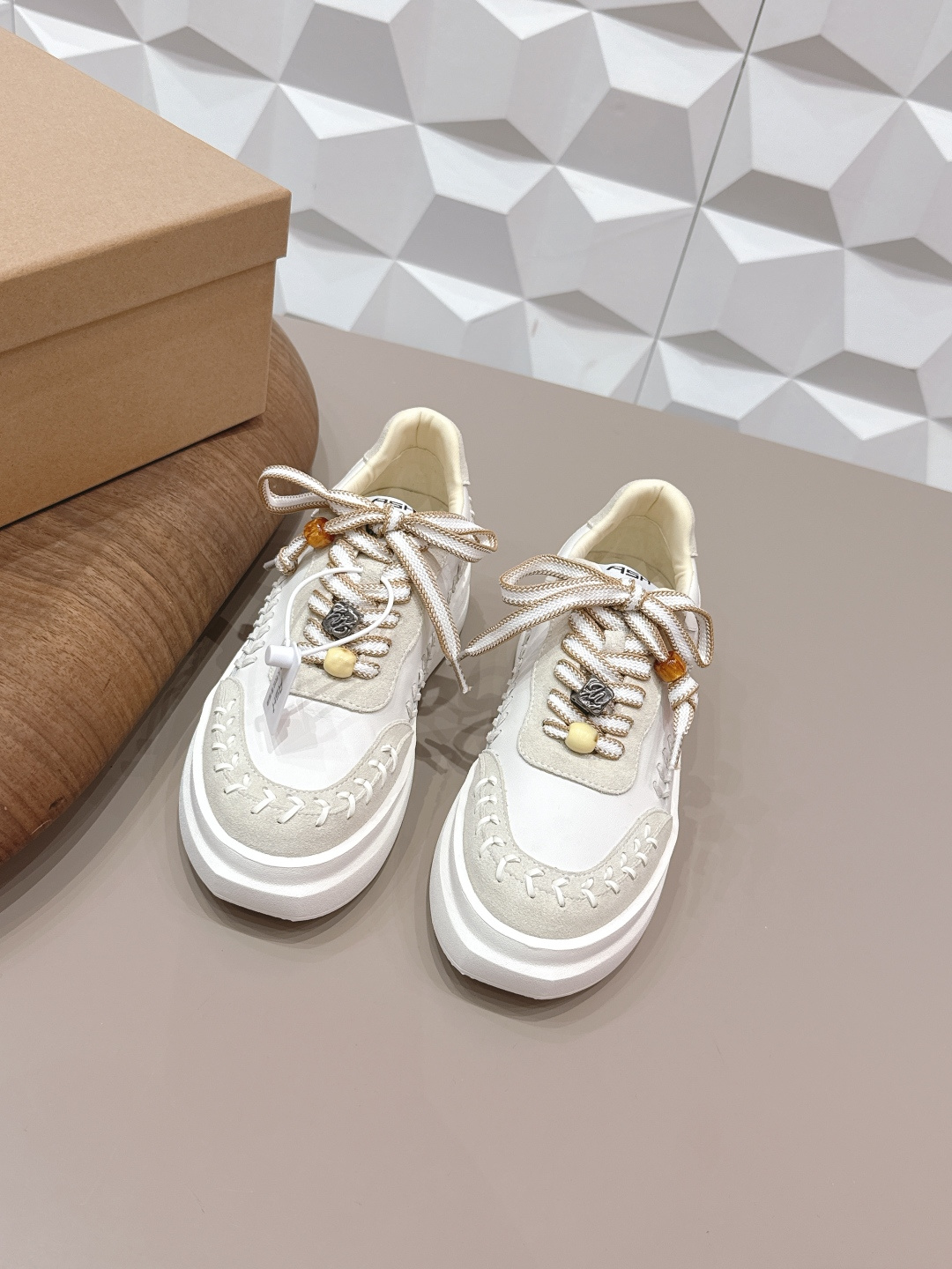 NO:722230,: 'Exclusive top version' ASH Ai Xi Niche ~ 2026 vs early spring internet celebrity popular casual series... [Round toe color block thick-soled casual shoes] Original purchase, development and production ASH has a unique American retro style, with a solid leather shoe body and a retro-atmosphere versatile appearance, matched with the brand's classic American flag logo, and has won the love of many fashion celebrities. BLACKPINKRose is more often worn in private wear ASH Ai Xi shoes, neat and stylish...  Fabric: Original custom cowhide/cow leather; Lining: original custom sheepskin; Foot pads: original custom sheepskin; Outsole: Original molded rubber foam molding sole; Packaging: Original full set of packaging; Code number: 35-39 (40. Customized, non-refundable); Color: Official website updated simultaneously, casual shoes/sports shoes, sneakers, cowhide, sheepskin19860909: 《独家顶级版本》  ASH艾熙小众～2026vs早春网红爆款休闲系列…【圆头拼色厚底休闲鞋】  原版购入开发 做货 ASH富有独特美式复古风格,以扎实的皮革鞋身与复古氛围的百搭外型,配搭品牌经典的美国国旗标志,获得许多时尚名人的喜爱,BLACKPINKRose 更经常于私下穿搭中穿戴 ASH艾熙鞋款,俐落有型… 面料原版定制牛皮/牛猄 内里原版定制羊皮 垫脚原版定制羊皮 大底原版开模橡胶发泡成型底 包装原版全套包装 码数35-39（40.定制不退换） 颜色:官网同步更新,休闲鞋/运动鞋,sneakers,cowhide,sheepskin,Women's Shoes