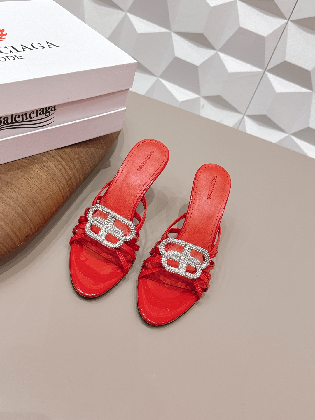 NO:748725,: 'Exclusive top version' B*ALENCIAG*A~2026vs early spring fashion sandals series... [Round-toe diamond buckle high-heeled sandals] The unique foot mask shape has won the hearts of women, cute personality, comfortable and soft on the feet, elegant and generous, a must-have item for fashion people... Fabric Original custom patent leather Original custom diamond buckle Lining Original custom sheepskin Foot pads Original custom sheepskin Outsole Original custom leather outsole Heel height 8cm Packaging Original full set of packaging  Size 35-39 (34.40.41.42. Customized) Color: Official website updated simultaneously, high heels and slippers, sandals, high heels, slippers, sheepskin, Leather soles19860909: 《独家顶级版本》 B*ALENCIAG*A~2026vs早春时装凉鞋系列……【圆头钻扣高跟凉鞋】 别具一格的脚膜造型深得女人心 可爱个性 上脚舒适柔软 优雅大方 潮人必备单品…… 面料原版定制漆皮原版定制钻扣 内里原版定制羊皮 垫脚原版定制羊皮 大底原版定制真皮大底 跟高8cm 包装原版全套包装 码数35-39（34.40.41.42.定制） 颜色:官网同步更新,高跟鞋拖鞋,sandals,high heels,slippers,sheepskin,Leather soles,Women's Shoes