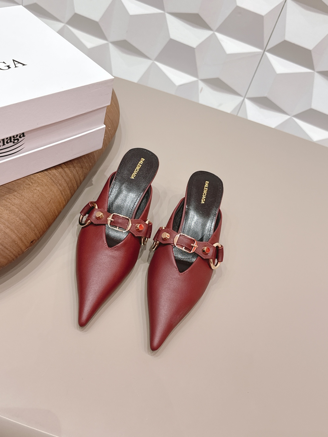 NO:748728,: 'Exclusive top version' B*ALENCIAG*A~2026vs early spring fashion shoes series... [Pointed toe back empty shoes] The unique foot mask shape has won the hearts of women. Cute personality. Comfortable and soft on the feet. Elegant and generous. A must-have item for fashion people... Fabric original custom sheepskin original custom fasteners lining original custom sheepskin foot pads original custom sheepskin outsole original custom leather outsole heel height 5cm original full package packaging  Size 35-39 (34.40.41.42.43. Customized) Color: Official website updated simultaneously, semi-drag high heels, high heels, sheepskin, Leather soles19860909: 《独家顶级版本》 B*ALENCIAG*A~2026vs早春时装单鞋系列……【尖头后空单鞋】 别具一格的脚膜造型深得女人心 可爱个性 上脚舒适柔软 优雅大方 潮人必备单品…… 面料原版定制羊皮原版定制扣件 内里原版定制羊皮 垫脚原版定制羊皮 大底原版定制真皮大底 跟高5cm 包装原版全套包装 码数35-39（34.40.41.42.43.定制） 颜色:官网同步更新,半拖高跟鞋,high heels,sheepskin,Leather soles,Women's Shoes