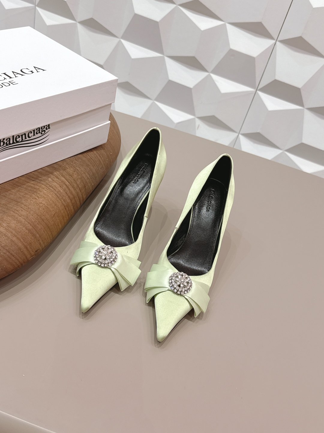 NO:748747,: 'Exclusive top version' B*ALENCIAG*A~2026vs early spring fashion shoes series... [Pointed diamond buckle high-heeled shoes] The unique foot mask shape has won the hearts of women, cute personality, comfortable and soft on the feet, elegant and generous, a must-have item for fashion people... Fabric original custom silk cloth original custom diamond buckle lining original custom sheepskin foot pad original custom sheepskin outsole original custom leather outsole heel height 8cm original full package packaging  Size 35-39 (34.40.41.42.43. Customized) Color: Official website updated simultaneously, high heels, high heels, sheepskin, real silk, Leather soles19860909: 《独家顶级版本》 B*ALENCIAG*A~2026vs早春时装单鞋系列……【尖头钻扣高跟单鞋】 别具一格的脚膜造型深得女人心 可爱个性 上脚舒适柔软 优雅大方 潮人必备单品…… 面料原版定制真丝布原版定制钻扣 内里原版定制羊皮 垫脚原版定制羊皮 大底原版定制真皮大底 跟高8cm 包装原版全套包装 码数35-39（34.40.41.42.43.定制） 颜色:官网同步更新,高跟鞋单鞋,high heels,sheepskin,real silk,Leather soles,Women's Shoes