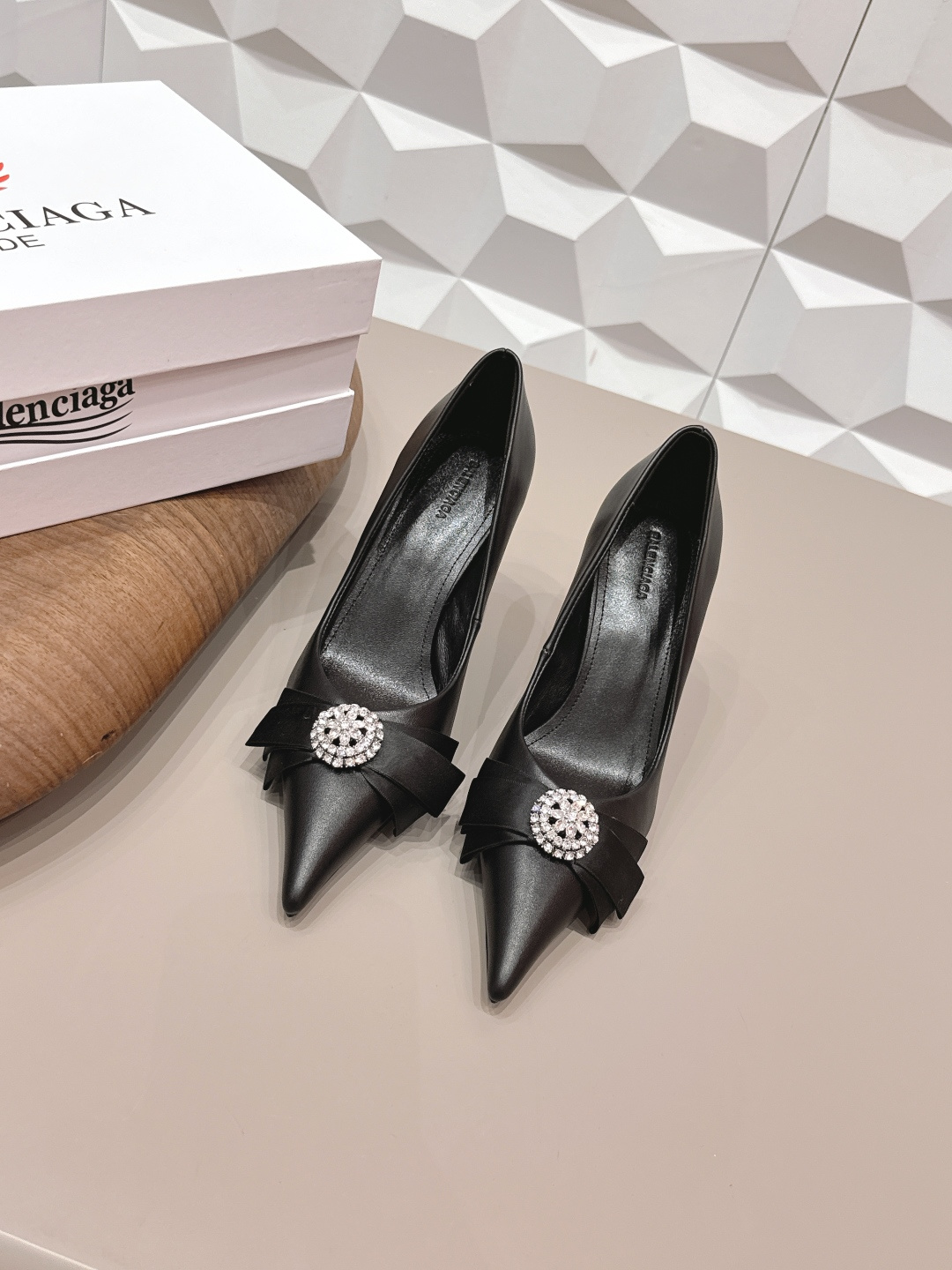 NO:748740,: 'Exclusive top version' B*ALENCIAG*A~2026vs early spring fashion shoes series... [Pointed diamond buckle high-heeled shoes] The unique foot mask shape has won the hearts of women, cute personality, comfortable and soft on the feet, elegant and generous, a must-have item for fashion people... Fabric Original custom-made sheepskin Original custom diamond buckles Lining Original custom sheepskin Foot pads Original custom sheepskin Outsole Original custom leather outsole Heel height 8cm Packaging Original full set of packaging  Size 35-39 (34.40.41.42.43. Customized) Color: Official website updated simultaneously, high heels, single shoes, high heels, sheepskin, Leather soles19860909: 《独家顶级版本》 B*ALENCIAG*A~2026vs早春时装单鞋系列……【尖头钻扣高跟单鞋】 别具一格的脚膜造型深得女人心 可爱个性 上脚舒适柔软 优雅大方 潮人必备单品…… 面料原版定制羊皮原版定制钻扣 内里原版定制羊皮 垫脚原版定制羊皮 大底原版定制真皮大底 跟高8cm 包装原版全套包装 码数35-39（34.40.41.42.43.定制） 颜色:官网同步更新,高跟鞋单鞋,high heels,sheepskin,Leather soles,Women's Shoes