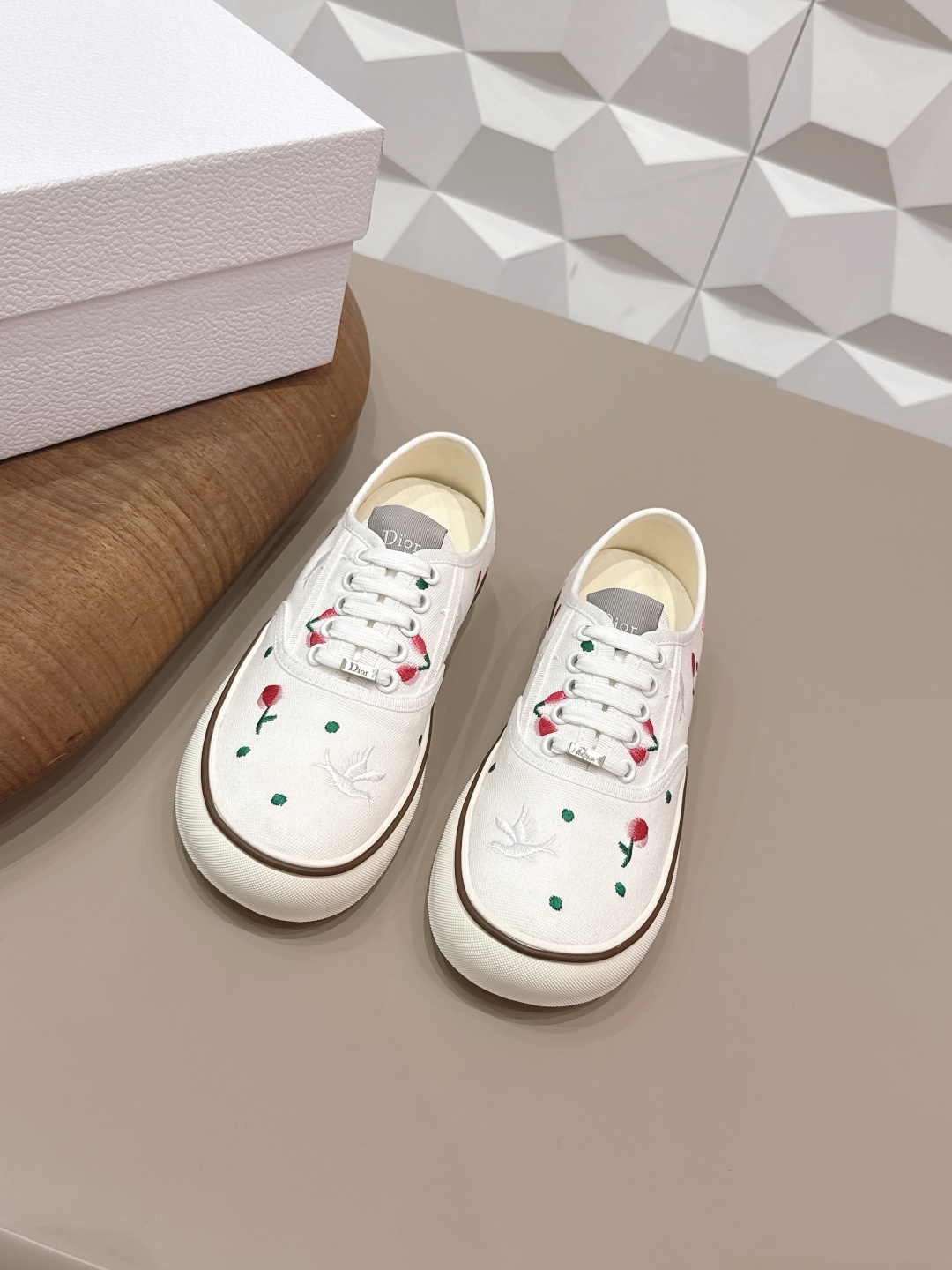 NO:722212,: 'Exclusive top version' D*IOR classic casual popular series... [Round-toe thick-soled casual shoes] Based on the classic sneaker version, adding deconstructed elements to the design. The classic brand digital logo is perfectly presented on the tail of the shoe. The circle surrounds the '23' logo on the shoe line. The original customized cowhide mesh embroidery letter craft is full of fun and shows the fashionable design of Margiela. The top of the shoe is the king when it is launched... Fabric original custom canvas electric embroidery process  Original customized high-density muslin lining, original customized injection molding for feet, original molded outsole, code number 35-39 (40. Customized, non-refundable), original full set of packaging, official website color update, casual shoes/sports shoes, masion margiela, sneakers, cowhide19860909: 《独家顶级版本》  D*IOR迪*奥经典休闲爆款系列……【圆头厚底休闲鞋】 以经典球鞋的版型为基础 加入解构元素设计 经典品牌数字logo在鞋尾完美呈现 圆圈围绕鞋履线“23”标志, 原版定制牛皮网刺绣字母工艺,玩味十足,尽显马吉拉时髦设计感,上市即巅峰 上脚即王者… 面料原版定制帆布电绣工艺 内里原版定制高密度细布 垫脚原版定制注塑成型 大底原版开模组合底 码数35-39（40.定制不退换） 包装原版全套包装 颜色官网同步更新,休闲鞋/运动鞋,masion margiela,sneakers,cowhide,Women's Shoes