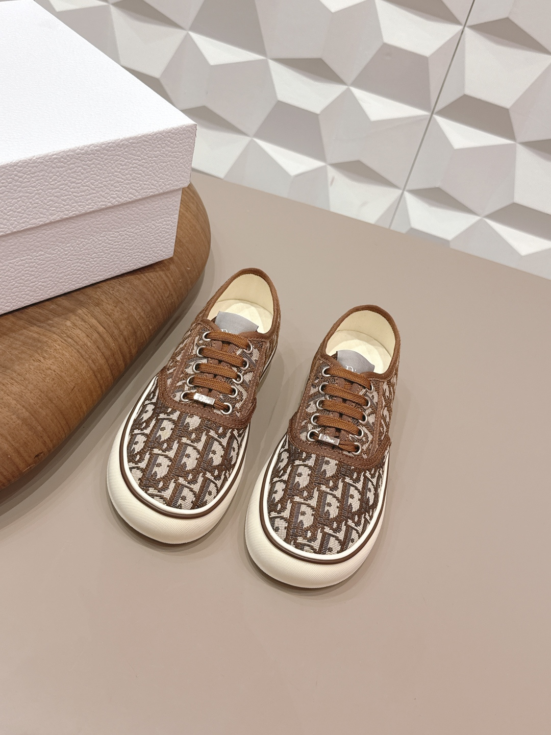 NO:722207,: 'Exclusive top version' D*IOR classic casual popular series... [Round-toe thick-soled casual shoes] Based on the classic sneaker version, adding deconstructed elements to the design. The classic brand digital logo is perfectly displayed on the tail of the shoe. The circle surrounds the '23' logo on the shoe line. The original customized cowhide mesh embroidery letter craft is full of fun and shows the fashionable design of Margiela. It will be the top when it is launched... Fabric Original customized technical fabric Original customized high-density muslin lining  Original custom injection molding of the foot pads, original molded combination bottoms for the outsole, code number 35-39 (40. Customization is non-returnable), original full set of packaging, colors updated simultaneously on the official website, casual shoes/sports shoes, masion margiela, sneakers, cowhide19860909: 《独家顶级版本》  D*IOR迪*奥经典休闲爆款系列……【圆头厚底休闲鞋】 以经典球鞋的版型为基础 加入解构元素设计 经典品牌数字logo在鞋尾完美呈现 圆圈围绕鞋履线“23”标志, 原版定制牛皮网刺绣字母工艺,玩味十足,尽显马吉拉时髦设计感,上市即巅峰 上脚即王者… 面料原版定制科技布料 内里原版定制高密度细布 垫脚原版定制注塑成型 大底原版开模组合底 码数35-39（40.定制不退换） 包装原版全套包装 颜色官网同步更新,休闲鞋/运动鞋,masion margiela,sneakers,cowhide,Women's Shoes