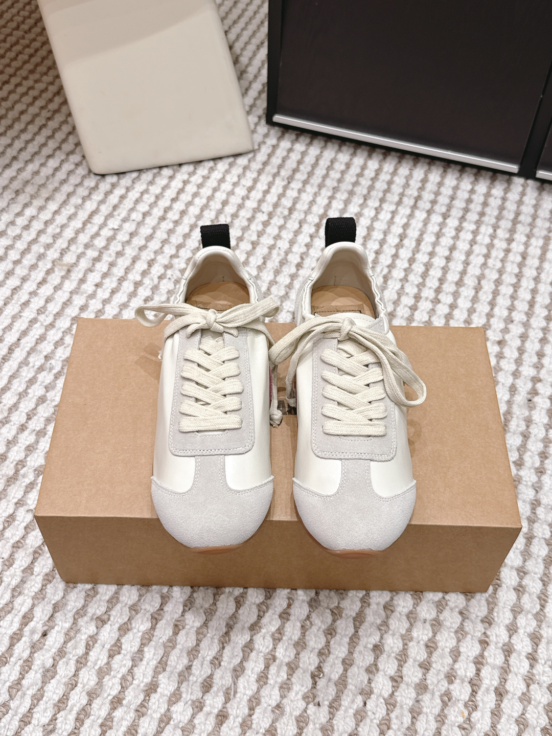 NO:724977,Purchasing agent UMAWANG's first lace-up moral training shoes are the same style for men and women. Come and show off your love by wearing them together. It has the comfort and retro feel, making it truly a versatile shoe!  Perfect with leather jackets, autumn coats, and windbreakers!  Isn’t the Korean drama atmosphere here all of a sudden~ The first wave of spring and summer welfare wool, give me a good grip. It has more accent than ordinary white shoes, not a street vendor!  Not a copycat model!  It’s the top version that even the counters will ask you for a link to!  At the same time, its feel on the feet really subverts imagination and is very easy to wear!  So soft!  Extremely versatile!  This pair of shoes is definitely far ahead, I have to say!  UMAWANG is still awesome!  !  It’s okay to be good-looking!  The foot feel is even better!  !  Retro T-shaped shoes, you don't have to worry about squeezing your feet. The toe line is clean and neat, very durable, and not easy to open. It is casual and healing, and it can be paired with jeans and skirts. It is full of energy and the effect is very nice. The suede washed cowhide stitching on the upper is very layered, and the heel has an elastic design. It is available in daily colors, unlike the sports shoes with large prints of uma in the past.  This time, they are more like a pair of shoes that can be worn daily. They are low-key and durable. The first feeling when you step on them is that they are soft. The soles are very elastic, but they will not collapse. They are very comfortable. The breathable red three eyelets on the side of the shoes make it possible to walk 20,000 steps in summer without getting sweaty!  !  My feet feel fresh and refreshed throughout the whole process, and I no longer have to worry about the embarrassment of taking off my shoes!  !  If you like Dexun shoes, but are looking for a pair that is 'not available everywhere', this pair may be just right~ The sheepskin lining ensures excellent breathability and does not cover your feet in summer. The 1.cm thick latex pad inside is soft when you step on it and does not deform no matter how you jump. It is no problem for shopping, walking and running around. The Eva rubber outsole is soft and resistant to twists and turns, with a soft and waxy texture that rebounds and is light like a cloud. The wavy anti-slip texture on the bottom increases friction.  Don’t be afraid of doing splits on rainy days, the gravel road will be as smooth as walking on the ground!  !  Make walking safer. -Material information-fabric, suede, washed cowhide, lining, insole, imported sheepskin, rubber outsole, size female 35-40, male 40-45 (40 female, 45 male, custom made, non-refundable), casual shoes/sports shoes, sneakers, skirts, jeans, leather jacket, cowhide, sheepskin, chamois leather19860909代购级 UMAWANG首次推出的系带德训鞋,男女同款,快艾特你家的那位一起穿起来秀恩爱吧 舒适度复古感都有啦,真正做到一鞋百搭！搭配皮衣、秋衣、风衣任何都完美适配！ 韩剧氛围感这不一下子就来了吗～ 春夏款第一波福利羊毛 给我狠狠薅住 比普通小白鞋更有腔调,不是地摊货！不是山寨款！是专柜看了都要问你要链接的顶配版！ 同时它的脚感真的颠覆想象巨好穿！巨软！巨百搭！这双鞋绝对是遥遥领先, 不得不说！UMAWANG还是牛！！ 颜值高的可以！脚感更是分的好！！ 复古的T字鞋型,你完全不用担心挤脚的问题. 鞋头的走线干净利落,非常耐穿,不容易开线. 随性又治愈搭配牛仔裤、裙子别提多绝了 穿它一整个活力满满拿捏住了,效果就很nice 鞋面麂皮水洗牛皮拼接处理很有层次感,鞋后跟有松紧设计, 日常的配色,不像以往uma大片印花的运动鞋, 这次更像一双日常也可穿搭的鞋子,低调、耐看 踩上去的第一感觉是软,鞋底很有弹性,但又不会塌,舒适度满分. 鞋侧透气红色三眼孔, 夏天穿暴走两万步都不闷汗！！ 脚丫子全程清清爽爽,再也不怕脱鞋尴尬了谁懂！！ 如果你喜欢德训鞋,但又在找一双“不是随处可见的款式”,这双可能会刚好~ 羊皮内里保证了绝佳的透气性,夏天也不捂脚 内里1.厘米厚的乳胶垫, 踩上去那叫一个软乎,怎么蹦跶都不变形. 逛街遛弯暴走没问题 Eva橡胶大底,柔软度好耐曲折,软糯质感云朵般回弹轻盈感,底部波浪防滑纹理增加摩擦力, 下雨天不怕劈叉,石子路如履平地！！ 让行走更安全. -材质信息-面料麂皮水洗牛皮 内里鞋垫进口羊皮 大底橡胶大底 Size女35-40 男40-45（女40 男45订做不退换）,休闲鞋/运动鞋,sneakers,skirts,jeans,leather jacket,cowhide,sheepskin,chamois leather,Women's Shoes