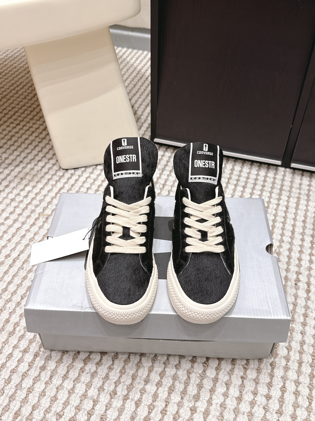 NO:724942,Purchasing agent RO  'ONESTAR' is printed on the tongue of the shoe, giving it a full sense of co-branded identity. The white rubber sole + thick shoelaces are retro and fashionable, and can be easily worn in daily casual or street style. It is a high-end co-branded series. Sisters who like personality and quality should not miss it!  Size 35-45 (41 for women, 45 for men. Customized, non-refundable), casual shoes/sports shoes, converse, sneakers19860909代购级 RO x 匡威联名牛毛皮鞋2026春夏新款 休闲鞋 板鞋 Rick Owens和匡威联名的One Star低帮板鞋,采用牛毛皮材质,质感超独特,秋冬穿超有氛围感！鞋舌印有“ONESTAR”,联名身份感满满 白色橡胶鞋底+粗鞋带,复古又时髦,日常休闲或街头风都能轻松驾驭.属于高端联名系列,喜欢个性和品质的姐妹别错过啦！ Size 35-45（女41.男45.定做不退换）,休闲鞋/运动鞋,converse,sneakers,Women's Shoes