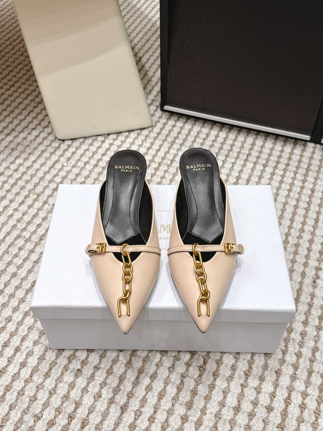 NO:725010,Purchasing agent grade BALMAIN 2026 spring and summer new pointed-toe mule shoes and chain slippers BALMAIN black pointed-toe mule shoes, glossy patent leather + metal chain, full of luxury!  The pointed toe design modifies the foot shape, making it elegant and elegant. The heelless style is very convenient to put on and take off, and can be easily used for commuting or formal occasions. The soles are comfortable and you will not feel tired after walking for a long time. Available in sizes 35-40, suitable for various foot types, it goes well with skirts or suit trousers, and can easily create a high-end look. Size 35-39 (40 custom-made, non-refundable), half drag, balmain, slippers, skirts, suitbusiness19860909代购级 BALMAIN 2026春夏新款 尖头穆勒鞋 链条拖鞋 BALMAIN黑色尖头穆勒鞋,亮面漆皮+金属链条,奢华感满满！尖头设计修饰脚型,优雅又显气质. 无后跟款式,穿脱超方便,通勤或正式场合都能轻松驾驭.鞋底舒适,长时间走路也不累. 35-40码可选,适合各种脚型,搭配裙装或西装裤都很出彩,轻松打造高级感穿搭. Size 35-39（40定做不退换）,半拖,balmain,slippers,skirts,business suit,Women's Shoes