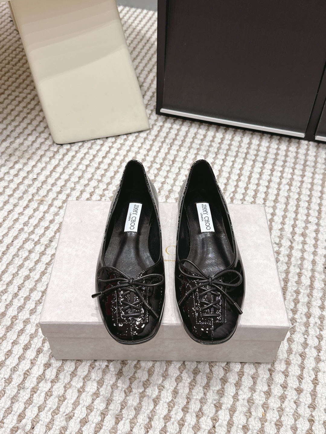 NO:724980,Purchasing agent Jimmy Choo 2026 spring and summer new style flat bow shoes Mary Jane Jimmy Choo black bow shoes, made of glossy patent leather, square toe design + exquisite bow, full of French elegance!  The shallow mouth and flat bottom are very comfortable for daily commuting or leisure, and you will not feel tired after walking for a long time. The lining is soft and fits the shape of your feet. The black color is versatile and can be easily worn in skirts and trousers. It is retro and fashionable. It is a fashionable item with both practicality and design!  Size 35-39 (40.41 custom-made, non-returnable), single shoes, jimmy choo, mary jane, skirts19860909代购级 Jimmy Choo2026春夏新款 平底 蝴蝶结单鞋 玛丽珍 Jimmy Choo黑色蝴蝶结单鞋,选用亮面漆皮,方头设计+精致蝴蝶结,法式优雅感满满！浅口平底,日常通勤或休闲都很舒适,长时间走路也不累 内衬柔软,贴合脚型,黑色百搭,裙装裤装都能轻松驾驭,复古又时髦,是实用与设计感兼具的时尚单品！ Size 35-39（40.41定做不退换）,单鞋,jimmy choo,mary jane,skirts,Women's Shoes