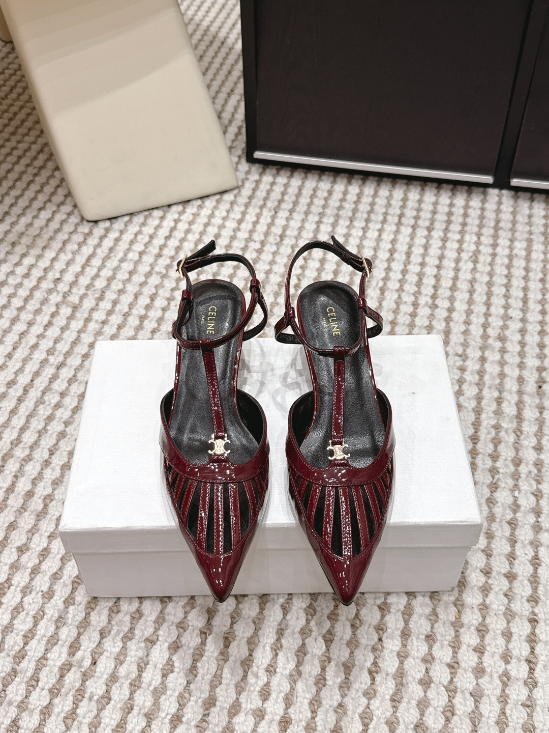 NO:724995,Purchasing agent CELINE 2026 spring and summer new thin strap pointed toe high-heeled sandals CELINE black thin strap sandals, pointed toe design + thin strap decoration, full of French retro atmosphere!  The upper is made of glossy leather and is embellished with metal logos, which is refined and recognizable. The stiletto heels + adjustable ankle straps are stable to wear and suitable for long-term walking. Whether worn with skirts or trousers, you can easily switch between elegant or casual styles. They are great for daily outings and dates ~ Size 35-39 (40.41 custom-made, non-returnable), high heels and sandals, celine, celine, sandals, high heels, skirts19860909代购级 CELINE 赛琳 2026春夏新款 细带 尖头 高跟凉鞋 CELINE黑色细带凉鞋,尖头设计+细带装饰,法式复古氛围感满满！鞋面亮面皮革,金属Logo点缀,精致又有辨识度 细跟+可调节脚踝绑带,穿着稳固,适合长时间行走.无论搭裙装还是裤装,都能轻松切换优雅or休闲风,日常出街、约会都很出彩～ Size 35-39（40.41定做不退换）,高跟鞋凉鞋,celine,celine,sandals,high heels,skirts,Women's Shoes