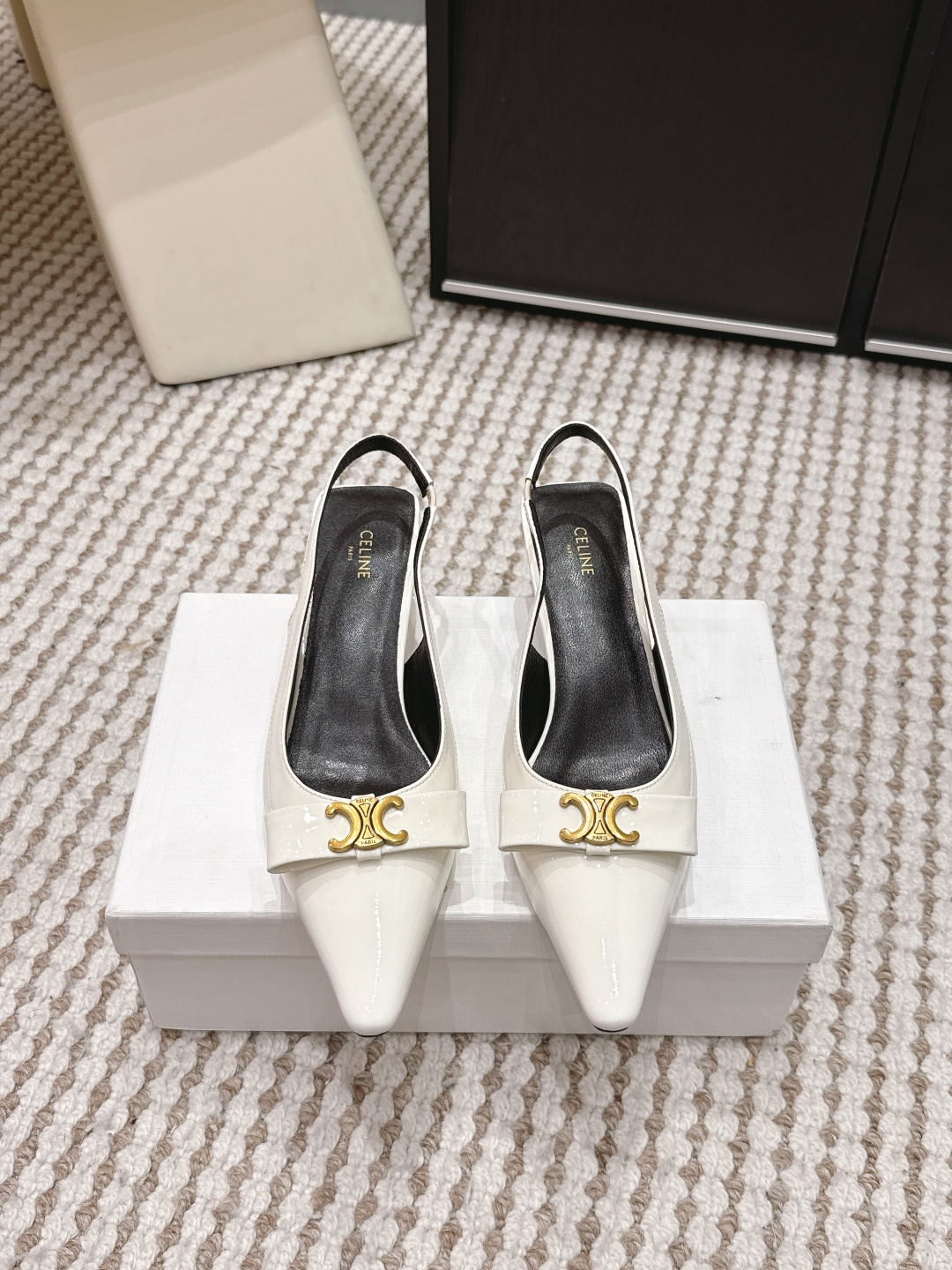 NO:724992,Purchasing agent CELINE Celine 2026 spring and summer new style metal buckle patent leather high heels sandals CELINE metal buckle patent leather high heels, pointed toe + patent leather material, perfect gloss, the metal buckle is super recognizable!  The back design is elegant and breathable, and the stiletto heels elongate the leg lines. It can be easily used in the workplace or formal occasions. Black is classic and versatile, white is gentle, and burgundy is super aura. It looks good with any combination!  The patent leather is easy to clean, and the metal buckle is durable and not easy to oxidize. It is practical and fashionable. It is a must-have exquisite item for working girls. Size 35-39 (40.41 custom-made and non-returnable), high heels and sandals, celine, celine, sandals, high heels19860909代购级 CELINE赛琳2026春夏新款 金属扣 漆皮高跟鞋 凉鞋 CELINE金属扣漆皮高跟鞋,尖头+漆皮材质,光泽感满分,金属扣超有辨识度！后空设计优雅又透气,细高跟拉长腿部线条,职场or正式场合都能轻松驾驭 黑色经典百搭,白色温柔,酒红超有气场,怎么搭都好看！漆皮易清洁,金属扣耐用不易氧化,实用又时髦,是职场女生必入的精致单品 Size 35-39（40.41定做不退换）,高跟鞋凉鞋,celine,celine,sandals,high heels,Women's Shoes