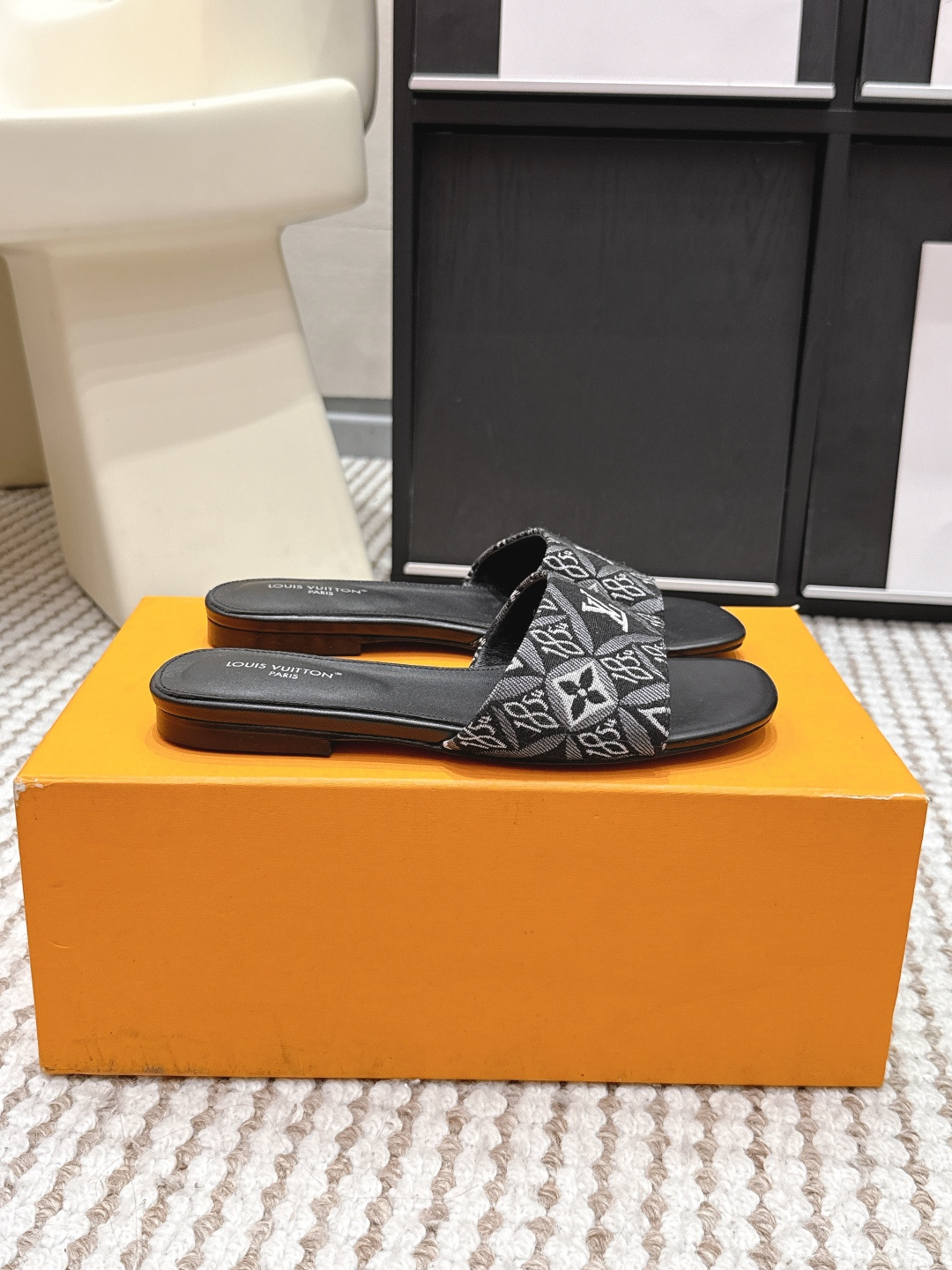 Черные шлепанцы с узором и логотипом Louis Vuitton