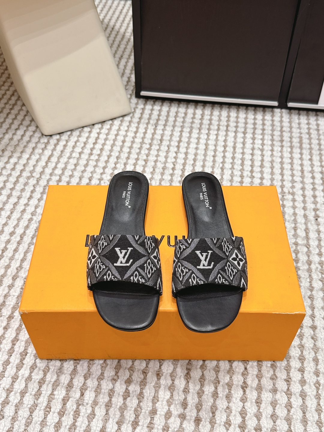 Черные шлепанцы с узором и логотипом Louis Vuitton