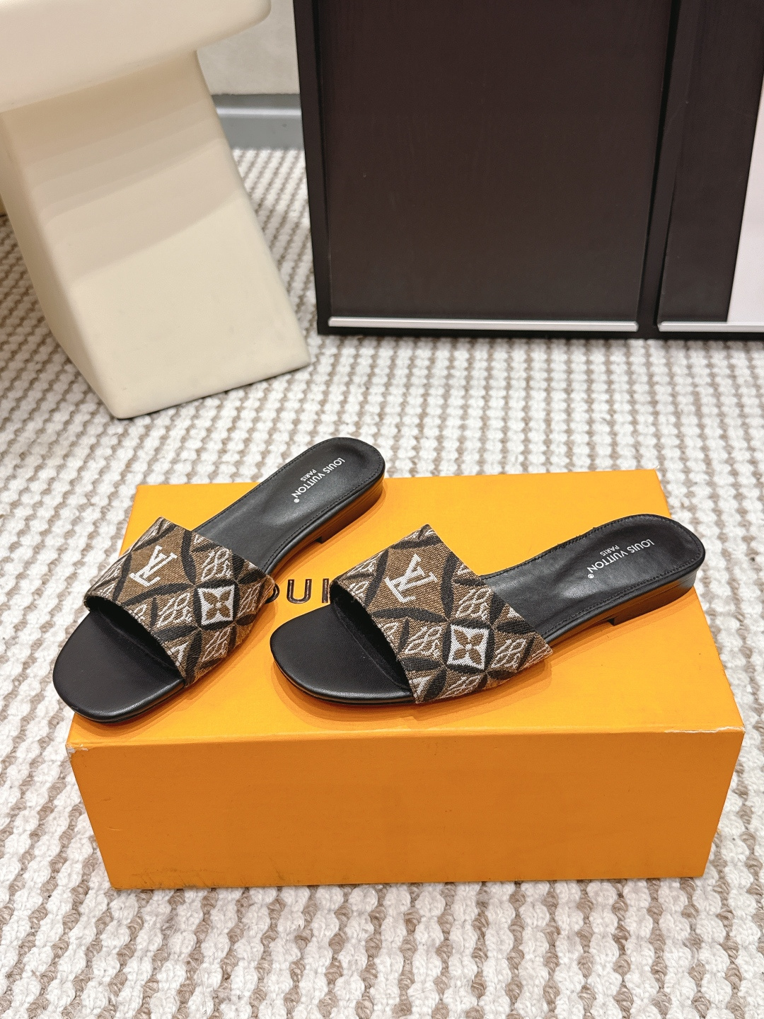 Шлёпанцы Louis Vuitton с монограммой