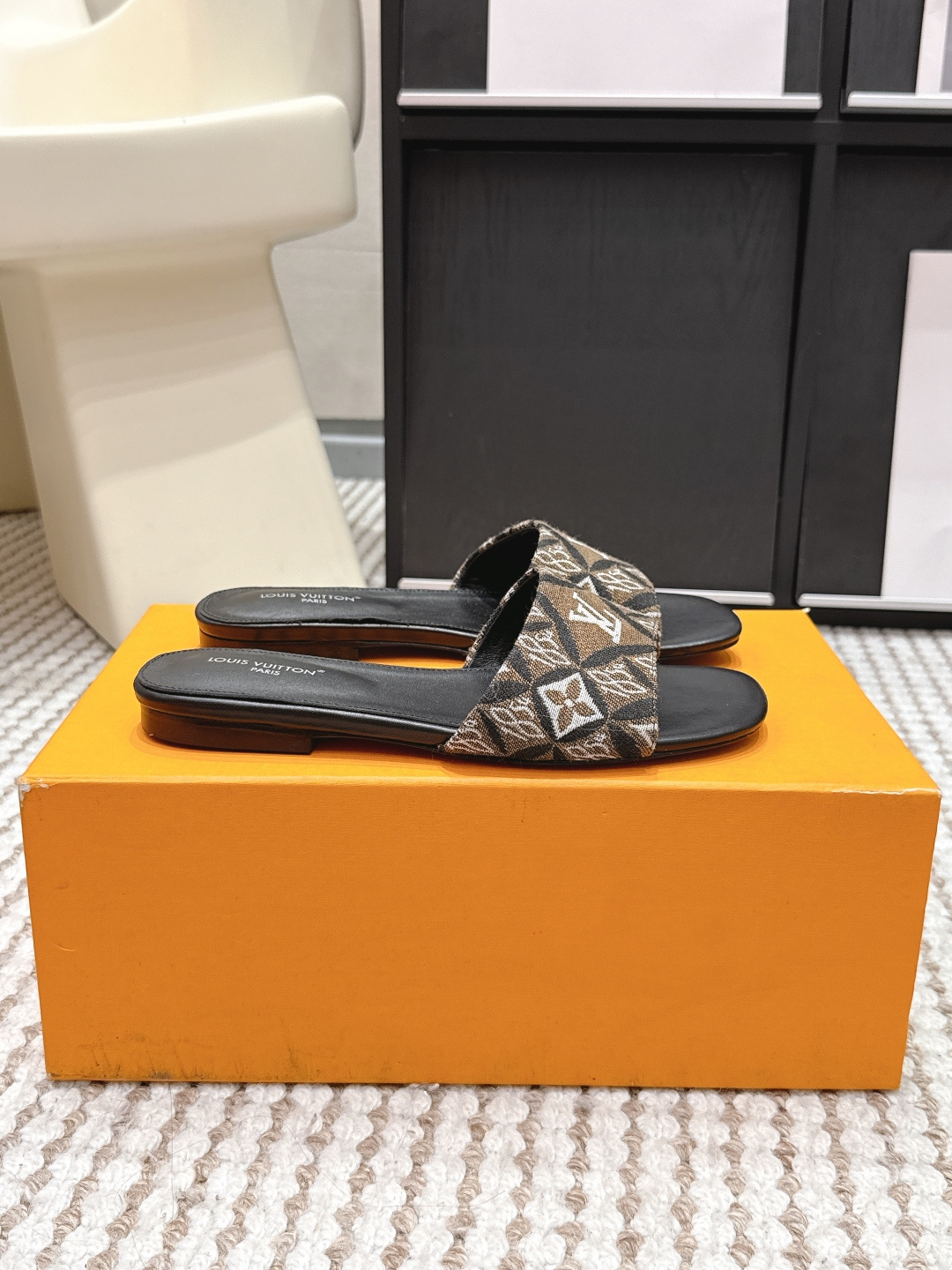 Шлёпанцы Louis Vuitton с монограммой