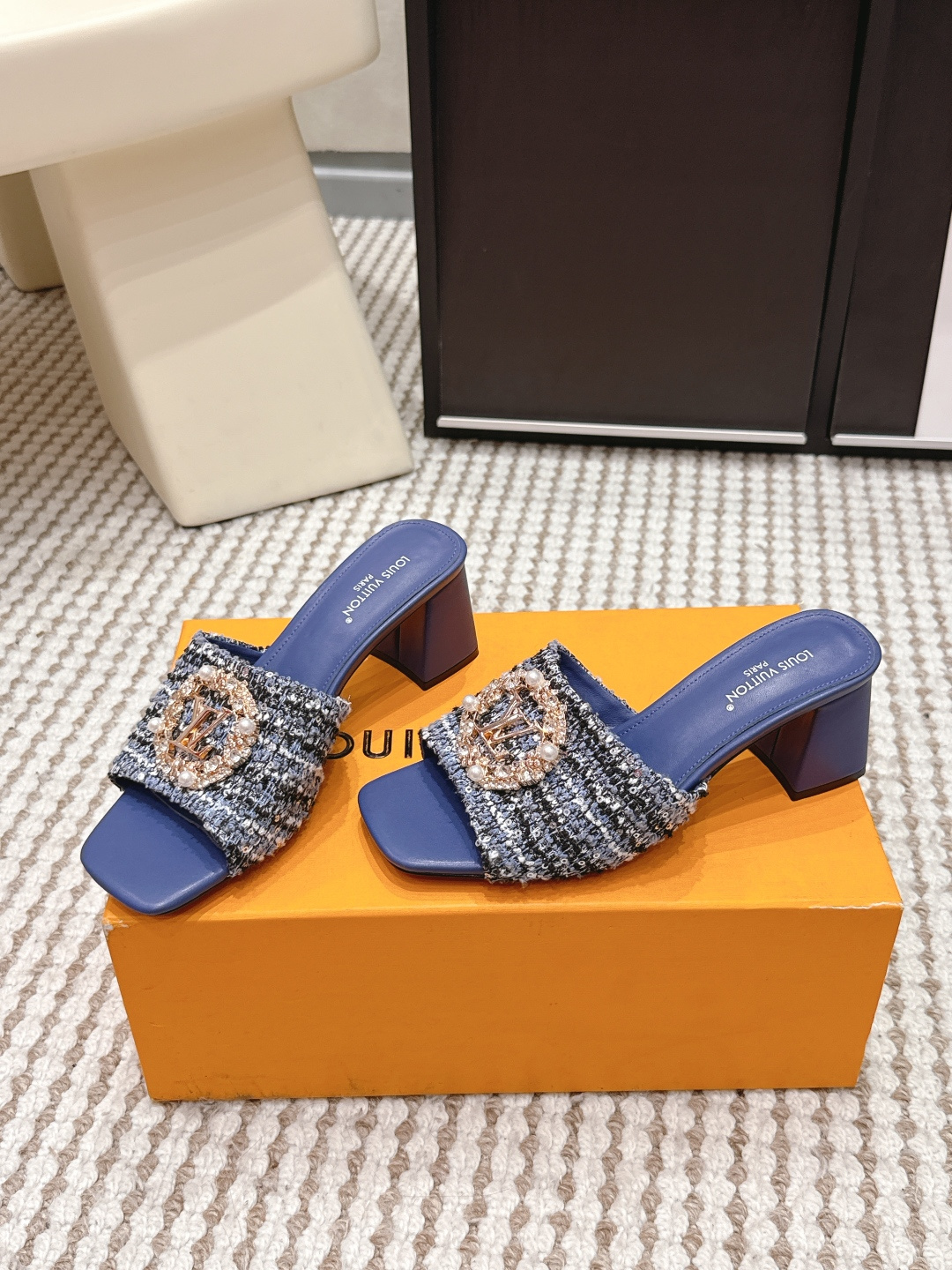 Женские босоножки с декором в виде логотипа Louis Vuitton
