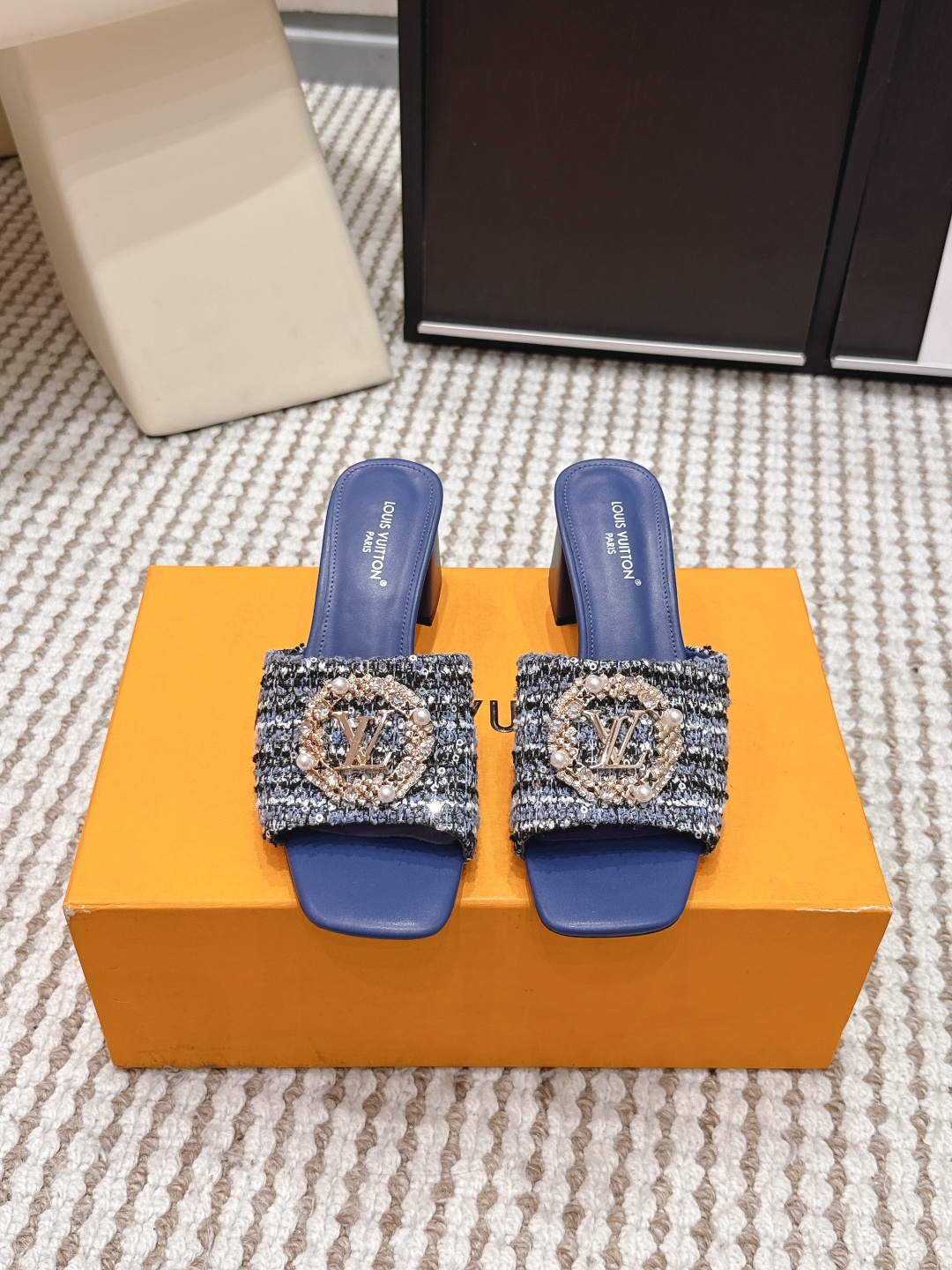 NO:749762,Purchasing-grade LV Isola 2026 spring and summer new model, flat bottom, thick heel, flip flops, sandals, LV Isola black sandals, simple and elegant, with classic 'LV' metal logo on the upper, full of brand feel. Flat bottom design, light and comfortable, suitable for daily or holiday wear in summer. The black color is versatile and can easily hold various styles, whether casual or holiday style.  The soles are non-slip and are suitable for beach and outdoor use. They are practical and fashionable and are a must-have item for summer travel!  Size 35-39 (40.41.42 custom-made, non-refundable), slippers, louis vuitton, slippers19860909代购级 LV Isola 2026春夏新款 平底 粗跟 一字拖 凉拖鞋 LV Isola黑色凉拖鞋,简约大方,鞋面有经典“LV”金属标志,品牌感满满 平底设计,轻便舒适,适合夏季日常或度假穿搭.黑色百搭,轻松hold住各种风格,无论休闲还是度假风都能轻松驾驭. 鞋底防滑,沙滩、户外都OK,实用又时髦,是夏季出行必备单品！ Size 35-39（40.41.42定做不退换）,拖鞋,louis vuitton,slippers,Women's Shoes