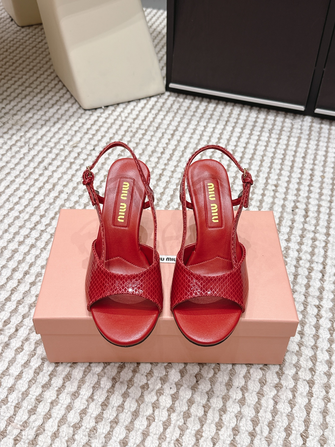 NO:724984,Purchasing-grade MiuMiu 2026 new model, empty back, high heels, genuine leather sandals. This MiuMiu slipper has a heel of about 8.5cm and is suitable for a variety of foot types. The upper is made of smooth PU or leather, with slim lines and a curved toe that fits the foot shape. It is comfortable and beautiful to wear. The high-heeled design elongates the leg line and looks great with skirts or commuting attire, easily enhancing your temperament. The soles are non-slip and can be easily used in daily or formal occasions, both practical and fashionable. Size  35-39 (40.41.42 custom-made, non-refundable), high heels and sandals, miumiu, sandals, high heels, slippers, skirts19860909代购级 MiuMiu谬谬 2026新款 后空 高跟鞋 真皮凉鞋 这款MiuMiu谬谬凉拖鞋,鞋跟约8.5cm适合多种脚型.鞋面采用光滑PU或皮革,线条纤细,鞋头弧度贴合脚型,穿着舒适又美观 高跟设计拉长腿部线条,搭配裙装或通勤装都很出彩,轻松提升气质.鞋底防滑,日常或正式场合都能轻松驾驭,兼具实用与时尚感 Size 35-39（40.41.42定做不退换）,高跟鞋凉鞋,miumiu,sandals,high heels,slippers,skirts,Women's Shoes