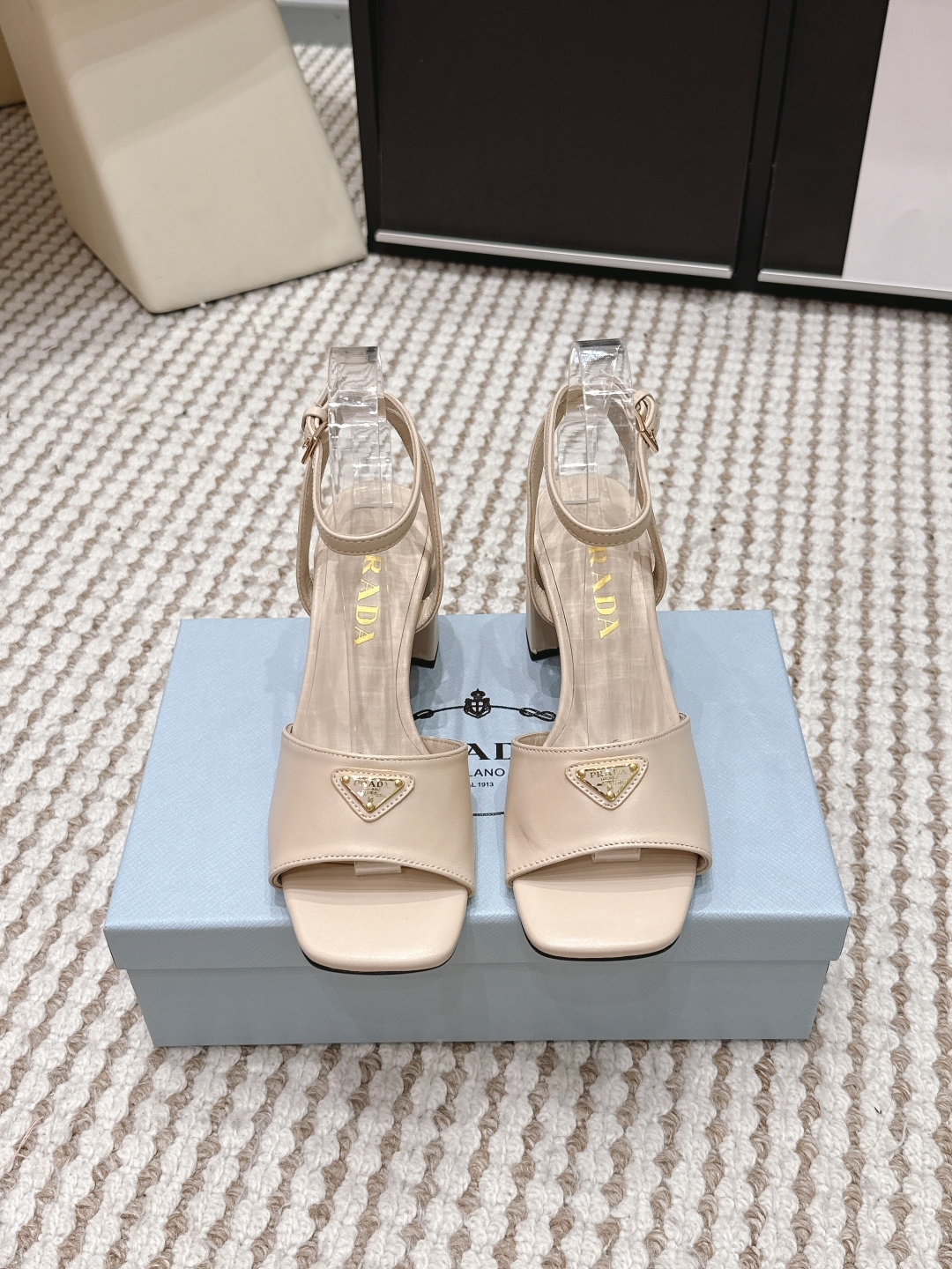 NO:724988,Purchasing agent Prada 2026 spring and summer new style, thick heels, high heels, sandals Prada black high-heeled sandals, made of full leather material, with classic metal triangle logo on the upper, high brand recognition!  Square toe design + thick heel, comfortable and fashionable, can be easily used in commuting or formal occasions. Black is versatile, can be matched with skirts and trousers, suitable for various foot types. Italian craftsmanship, exquisite details, full of quality, it is a must-have item in the wardrobe of urban girls!  Heel height 7.5cm, Size 35-39 (34.40.41.42 customized, non-refundable), high heels and sandals, prada, prada, sandals, high heels, skirts19860909代购级 Prada普拉达2026春夏新款 粗跟 高跟鞋 凉鞋 Prada黑色高跟凉鞋,采用全皮材质,鞋面点缀经典金属三角标,品牌辨识度超高！方头设计+粗跟,舒适又时髦,通勤或正式场合都能轻松驾驭 黑色百搭,裙装裤装随心搭配,适合各种脚型.意大利工艺,细节精致,品质感满满,是都市女生衣橱必备单品！ 跟高7.5cm Size 35-39（34.40.41.42定做不退换）,高跟鞋凉鞋,prada,prada,sandals,high heels,skirts,Women's Shoes