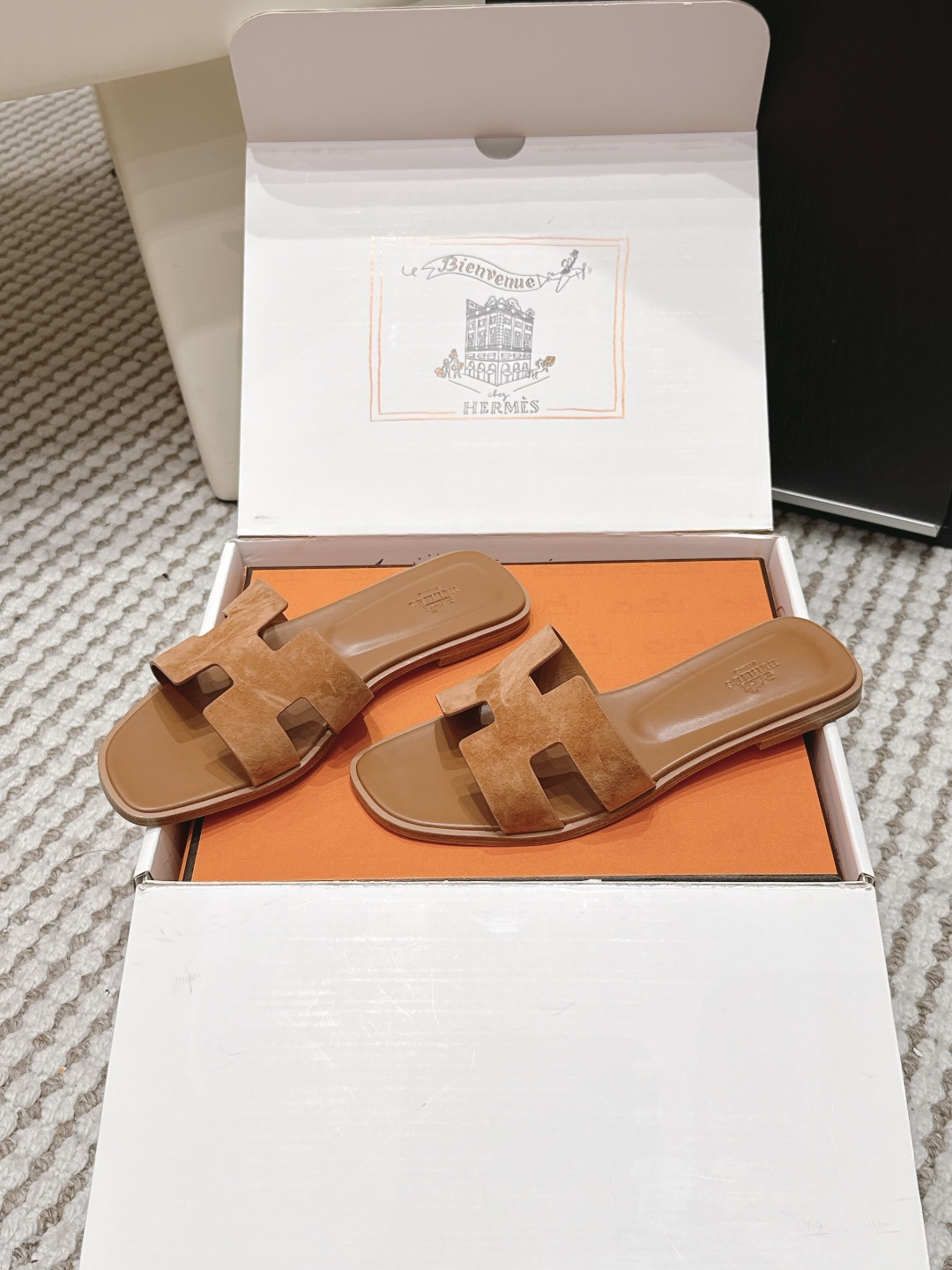 Шлёпанцы белые с логотипом Hermès