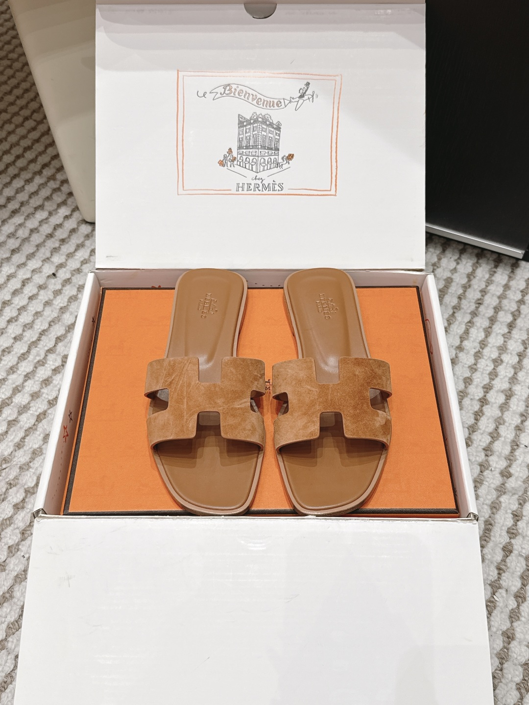 Шлёпанцы белые с логотипом Hermès