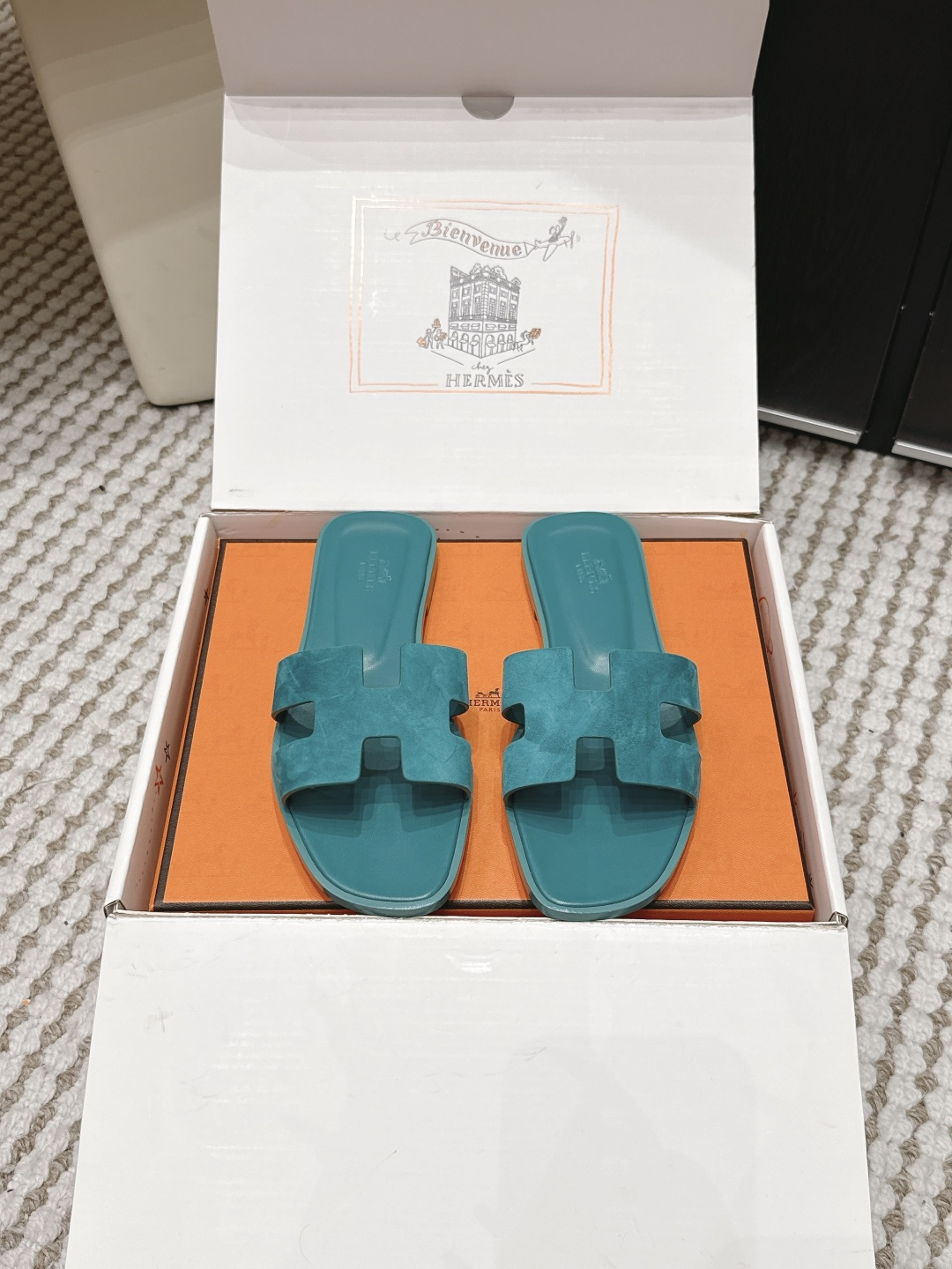 NO:724968,Dongguan purchasing agent grade (official website synchronizes with airplane box packaging) Hermes Hermes Spring 26 latest color matching H slippers produced in Dongguan, classic H slippers, a must-have style for every summer!  One of the must-have items on every girl’s wish list!  Whether it’s daily wear or traveling, it’s really stylish and doesn’t need to be too high!  All materials are directly original Italian Hermès materials!  The advantage of genuine Italian leather is that it feels very good, and while keeping the leather soft and delicate, it also makes the overall shoe very three-dimensional. How can I put it, the overall style is very stylish!  Don’t miss this classic model!  All raw materials Size#35-39 (34.40.41.42.43 customized, non-returnable), slippers, hermes, hermes, slippers19860909东莞代购级（官网同步飞机盒包装） Hermes 爱马仕春 26最新配色 东莞产 H拖鞋 经典H拖,每个夏天必入的款式！每个女孩 愿望List必收款之一！日常穿搭,还是出去旅游什么的,真的逼格不要太高！ 所有材料都是直接意大利爱马仕材料原装！ 意大利正品的皮料的好处在于 手感特别好 并且在保持皮料柔软细腻的同时 又会让鞋子整体非常立体 怎么说呢 就是整体非常有型！这样的经典款遇到不要错过！ 全原材料 Size#35-39（34.40.41.42.43订做不退换）,拖鞋,hermes,hermes,slippers,Women's Shoes