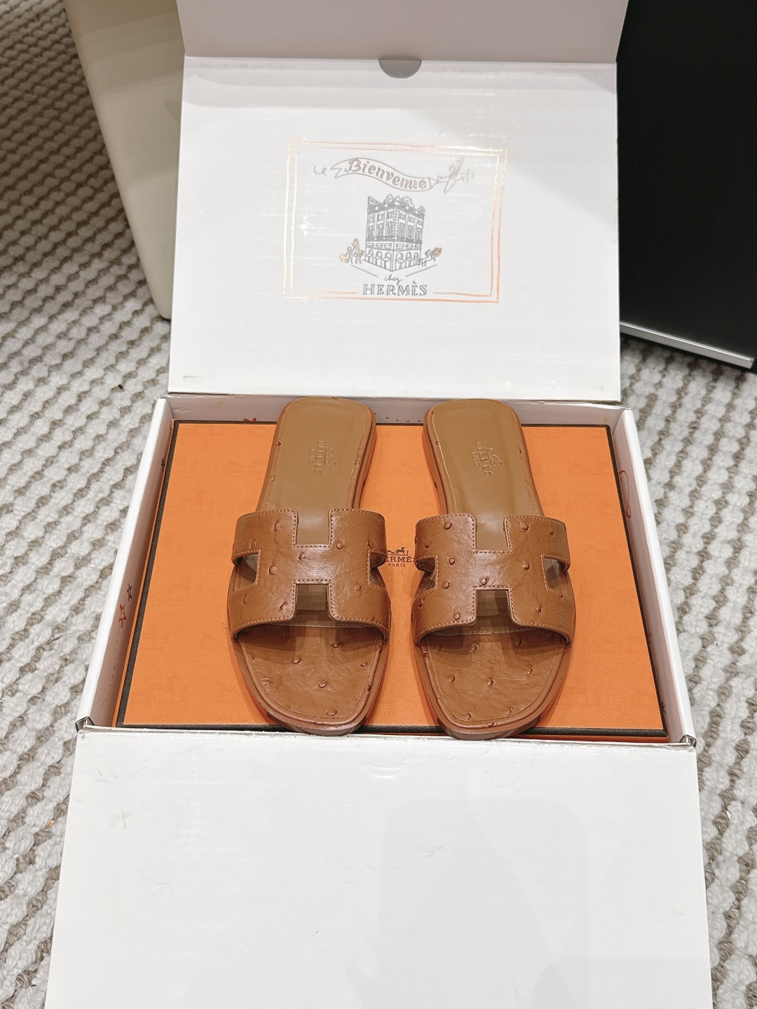 NO:724930,Dongguan purchasing agent grade (official website synchronizes with airplane box packaging) Hermes Hermes Spring 26 latest color matching H slippers produced in Dongguan, classic H slippers, a must-have style for every summer!  One of the must-have items on every girl’s wish list!  Whether it’s daily wear or traveling, it’s really stylish and doesn’t need to be too high!  All materials are directly original Italian Hermès materials!  The advantage of genuine Italian leather is that it feels very good, and while keeping the leather soft and delicate, it also makes the overall shoe very three-dimensional. How can I put it, the overall style is very stylish!  Don’t miss this classic model!  All raw materials Size#35-39 (34.40.41.42.43 customized, non-returnable), slippers, hermes, hermes, slippers19860909东莞代购级（官网同步飞机盒包装） Hermes 爱马仕春 26最新配色 东莞产 H拖鞋 经典H拖,每个夏天必入的款式！每个女孩 愿望List必收款之一！日常穿搭,还是出去旅游什么的,真的逼格不要太高！ 所有材料都是直接意大利爱马仕材料原装！ 意大利正品的皮料的好处在于 手感特别好 并且在保持皮料柔软细腻的同时 又会让鞋子整体非常立体 怎么说呢 就是整体非常有型！这样的经典款遇到不要错过！ 全原材料 Size#35-39（34.40.41.42.43订做不退换）,拖鞋,hermes,hermes,slippers,Women's Shoes