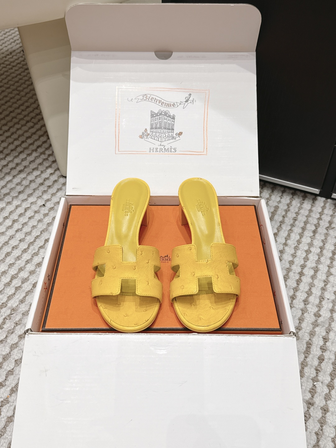 Женские шлепанцы кожаные желтые Hermès