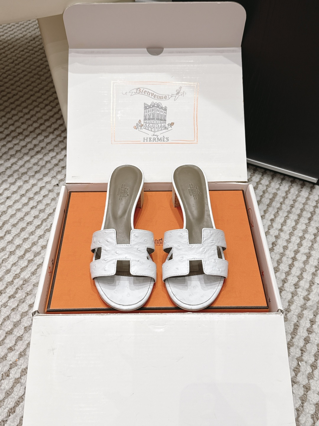 NO:724975,Dongguan purchasing agent grade (official website synchronizes with airplane box packaging) Hermes Hermes Spring 26 latest color matching H slippers produced in Dongguan, classic H slippers, a must-have style for every summer!  One of the must-have items on every girl’s wish list!  Whether it’s daily wear or traveling, it’s really stylish and doesn’t need to be too high!  All materials are directly original Italian Hermès materials!  The advantage of genuine Italian leather is that it feels very good, and while keeping the leather soft and delicate, it also makes the overall shoe very three-dimensional. How can I put it, the overall style is very stylish!  Don’t miss this classic model!  All raw materials Size#35-39 (34.40.41.42.43 customized, non-returnable), slippers, hermes, hermes, slippers19860909东莞代购级（官网同步飞机盒包装） Hermes 爱马仕春 26最新配色 东莞产 H拖鞋 经典H拖,每个夏天必入的款式！每个女孩 愿望List必收款之一！日常穿搭,还是出去旅游什么的,真的逼格不要太高！ 所有材料都是直接意大利爱马仕材料原装！ 意大利正品的皮料的好处在于 手感特别好 并且在保持皮料柔软细腻的同时 又会让鞋子整体非常立体 怎么说呢 就是整体非常有型！这样的经典款遇到不要错过！ 全原材料 Size#35-39（34.40.41.42.43订做不退换）,拖鞋,hermes,hermes,slippers,Women's Shoes