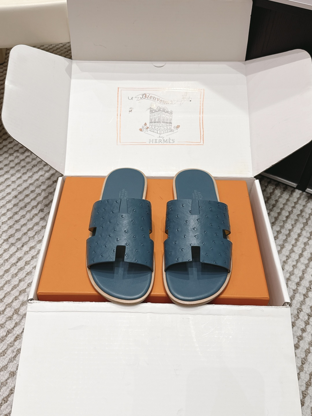 NO:724983,Purchasing agent grade (official website synchronization box packaging) Hermes Hermès lzmir series men's old uncle's shoes retro second uncle's slippers H slippers sandals original purchase development and production calfskin and suede goatskin sandals, classic 'H' shaped upper This shoe is the finishing touch in your wardrobe, fully demonstrating the Hermès classic style. The fabric is original custom-made imported first-layer cowhide. The foot pads are imported cowhide lining. The sole is original Italian genuine leather outsole Size:  #39-44 (45.46 custom-made, non-refundable), slippers, hermes, hermes, sandals, slippers, cowhide, sheepskin, chamois leather, Leather soles19860909代购级（官网同步盒包装） Hermes爱马仕lzmir系列 男款 老舅鞋 复古 二舅拖鞋 H拖 凉鞋 原版购入开发 做货 小牛皮和麂皮山羊皮凉鞋,经典“H”型鞋面 此鞋款是您衣橱中的点睛单品,充分展现爱马仕经典风格 面料原版定制进口头层牛皮 垫脚进口牛皮里 鞋底原版意大利真皮大底 Size: #39-44（45.46订做不退换）,拖鞋,hermes,hermes,sandals,slippers,cowhide,sheepskin,chamois leather,Leather soles,Women's Shoes
