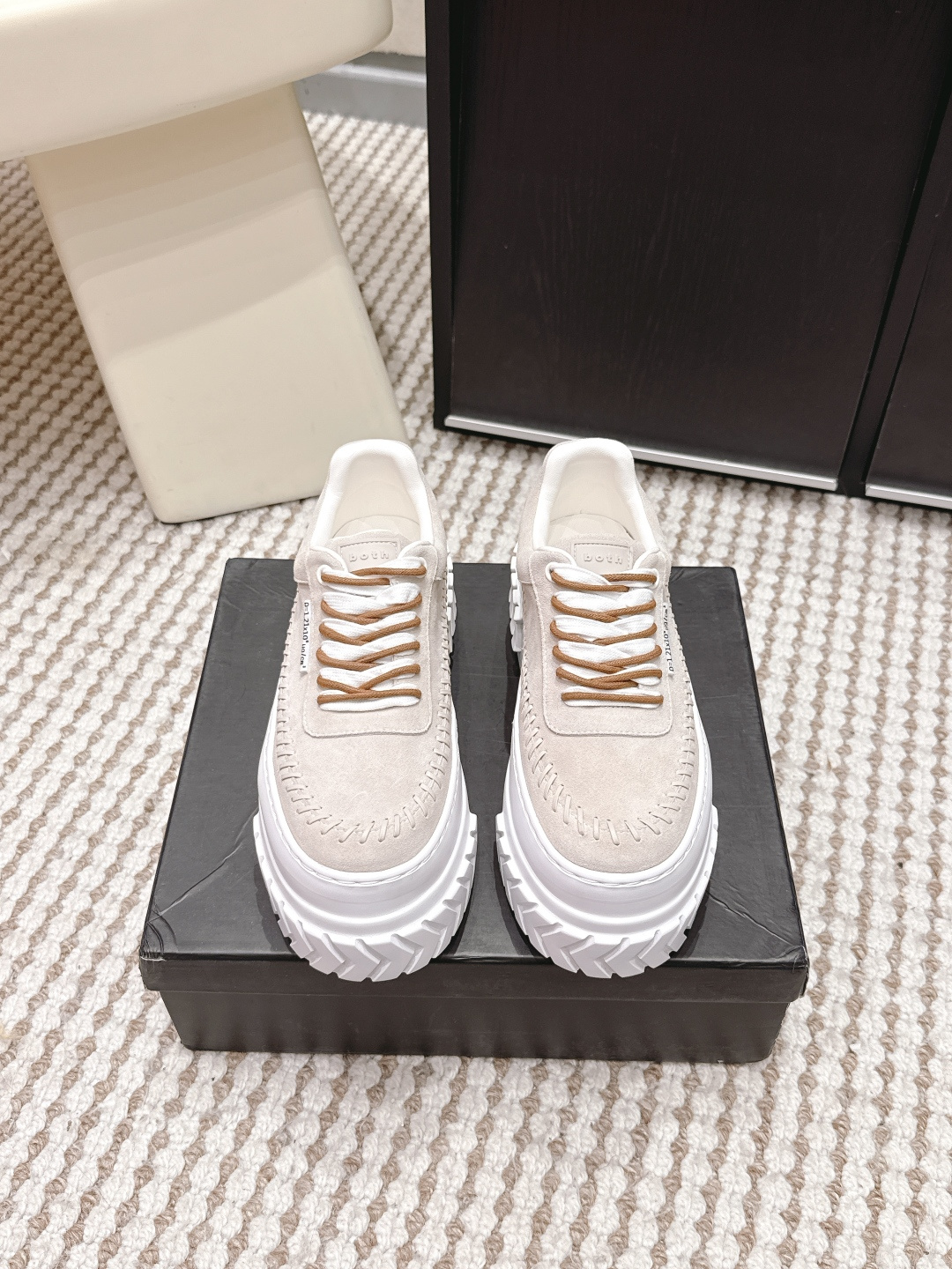 NO:724959,Purchasing agent grade BOTH·twisted woven tire shoes 2026 spring and summer new height increasing casual shoes BOTH·twisted woven tire shoes, suede spliced ​​with bright leather, full of layers, retro and fashionable, thick-soled platform design, increased height and longer legs, tire texture soles have strong grip, perfect for daily commuting or long walks!  The lining is made of wool, which is super warm to wear in autumn and winter. The same style as Fan Chengcheng and Yang Zi, a popular style in fashion circles. It looks great with skirts or casual pants, and can easily create a variety of styles. Size 35-39 (customized for 40 units, non-refundable), casual shoes/sports shoes, sneakers, skirts, chamois leather19860909代购级 BOTH·扭扭编织轮胎鞋2026春夏新款 增高休闲鞋 BOTH·扭扭编织轮胎鞋,麂皮拼接亮面皮革,层次感满满,复古又时髦 厚底松糕设计,增高显腿长,轮胎纹理鞋底抓地力强,日常通勤或长时间步行都很OK！内里羊毛材质,秋冬穿超暖和 范丞丞、杨紫同款,时尚圈爆款,搭裙装或休闲裤都很出彩,轻松打造多种风格. Size 35-39（40定做不退换）,休闲鞋/运动鞋,sneakers,skirts,chamois leather,Women's Shoes