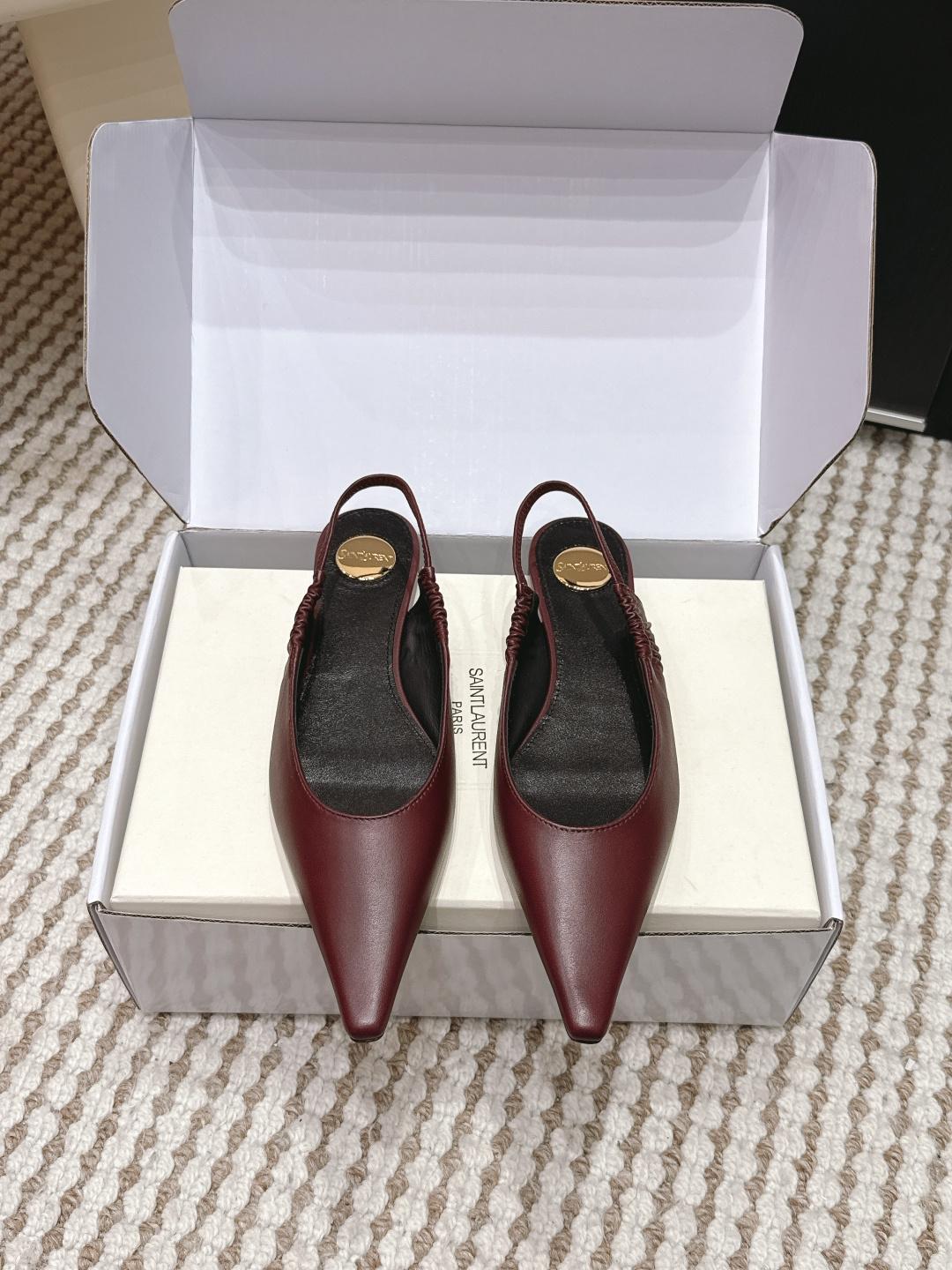 NO:725004,Purchasing agent level (official website sync box packaging) YSL Saint Laurent SAINT LAURENT 26 new sandals Saint Laurent spring and summer new Melody stiletto heel small square toe sandals It's hard not to love these... I really like them!  Sisters who know something can compare. Upper calf leather foot pad sheepskin Italian leather outsole high heel flat bottom Size35-41 (40 41 customization is not returnable), sandals, saint laurent, saint laurent, saint laurent, sandals, cowhide, sheepskin, Leather soles19860909代购级（官网同步盒包装） YSL 圣罗兰 SAINT LAURENT 26新款凉鞋 圣罗兰春夏新款 Melody 细跟 小方头 凉鞋 很难不爱这款啊... 真的炒鸡喜欢！ 懂货的姐妹可以 对比噢. 鞋面 小牛皮 垫脚 羊皮 意大利真皮大底 跟高平底 Size35-41（40 41 定制不退换）,凉鞋,saint laurent,saint laurent,saint laurent,sandals,cowhide,sheepskin,Leather soles,Women's Shoes