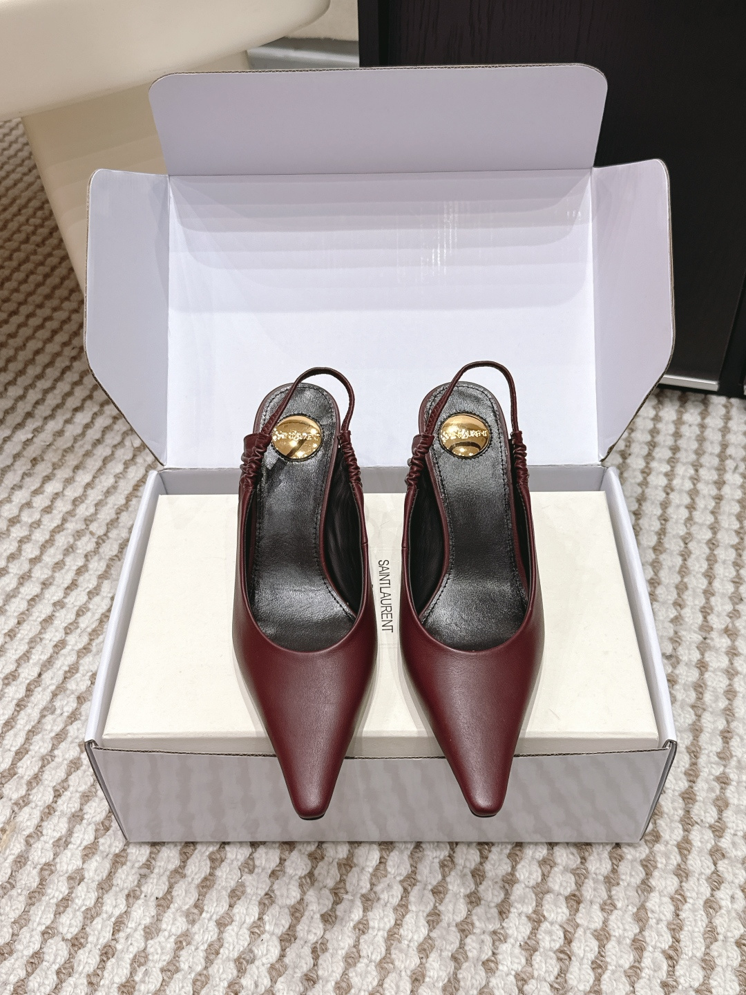 NO:725009,Purchasing agent level (official website sync box packaging) YSL Saint Laurent SAINT LAURENT 26 new sandals Saint Laurent spring and summer new Melody stiletto heel small square toe sandals It's hard not to love these... I really like them!  Sisters who know something can compare. Upper calf leather foot pad sheepskin Italian genuine leather outsole heel height 7.5cm Size35-41 (40 41 customization is not returnable), sandals, saint laurent, saint laurent, saint laurent, sandals, cowhide, sheepskin, Leather soles19860909代购级（官网同步盒包装） YSL 圣罗兰 SAINT LAURENT 26新款凉鞋 圣罗兰春夏新款 Melody 细跟 小方头 凉鞋 很难不爱这款啊... 真的炒鸡喜欢！ 懂货的姐妹可以 对比噢. 鞋面 小牛皮 垫脚 羊皮 意大利真皮大底 跟高7.5cm Size35-41（40 41 定制不退换）,凉鞋,saint laurent,saint laurent,saint laurent,sandals,cowhide,sheepskin,Leather soles,Women's Shoes