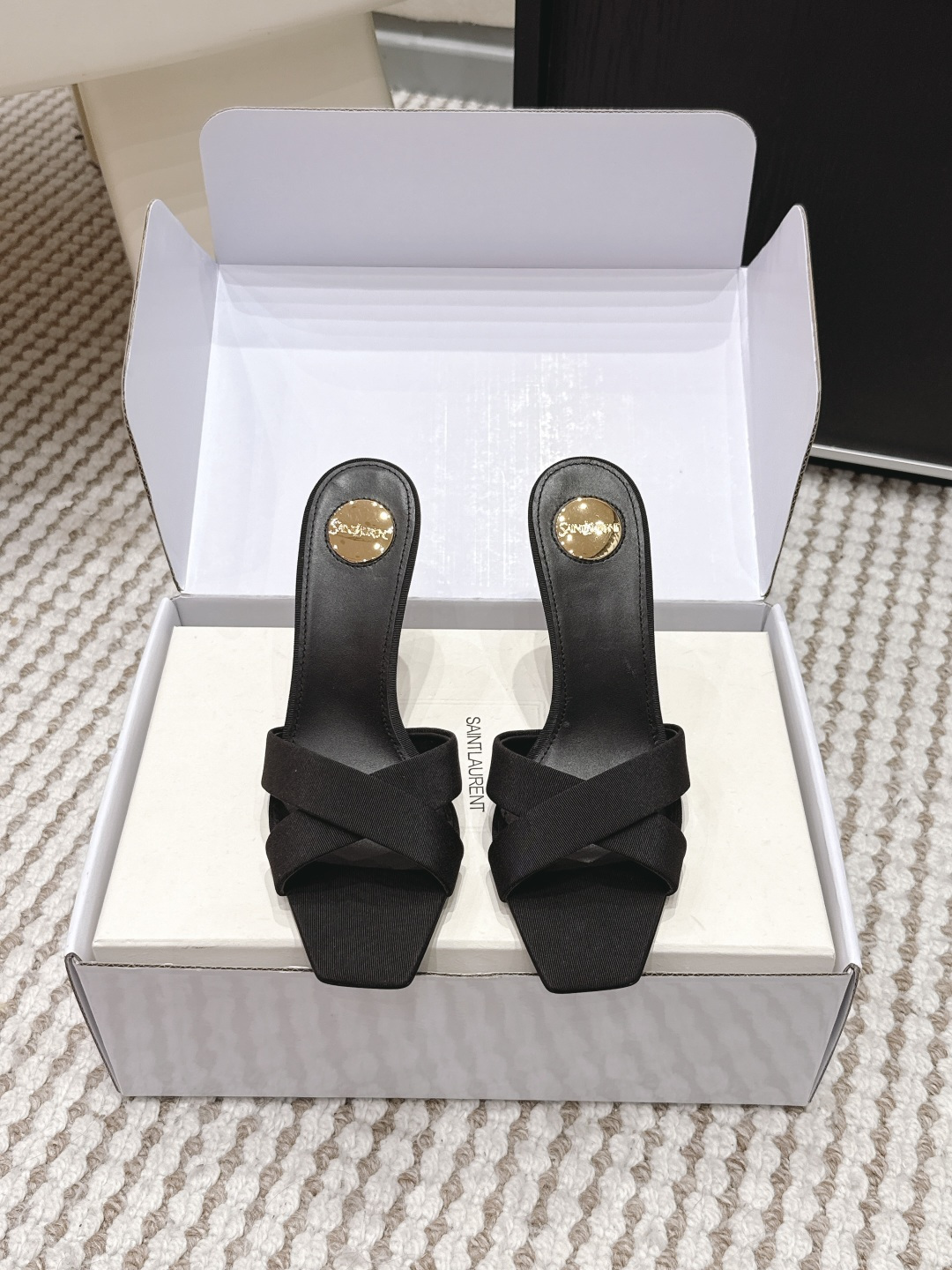 NO:724994,Purchasing agent level SAINT LAUREN* 26 early spring OPYUM series satin high heels and half drag OPYUM series unlocks the early spring style of 26 with a new attitude. It selects luxurious silk satin fabrics. The silky texture is as delicate as butter and has a pearl-like luster. Every step reflects the high-end texture. Say goodbye to dullness and show agility. The iconic brand letter heel is the soul of the design. The neat metallic texture and unique shape are highly recognizable.  Integrate brand genes into details. Walk with your own aura. Both artistic and practical. Heel height 8.5cm, size 35-42 (40 41 42 customized, non-returnable), high heels and slippers, saint laurent, high heels, slippers, real silk, silk fabric19860909代购级 SAINT LAUREN* 26 早春OPYUM系列缎面高跟半拖 OPYUM系列以全新姿态解锁26早春格调 甄选奢享真丝绸缎面料 丝滑肌理如奶油般细腻 自带珍珠般莹润光泽 每一次迈步都折射出高级质感 告别沉闷尽显灵动 标志性品牌字母鞋跟是设计灵魂 利落金属质感与别致造型辨识度拉满 将品牌基因融入细节 行走间自带气场 兼具艺术感与实用性 跟高8.5cm size35-42（40 41 42订做不退换）,高跟鞋拖鞋,saint laurent,high heels,slippers,real silk,silk fabric,Women's Shoes