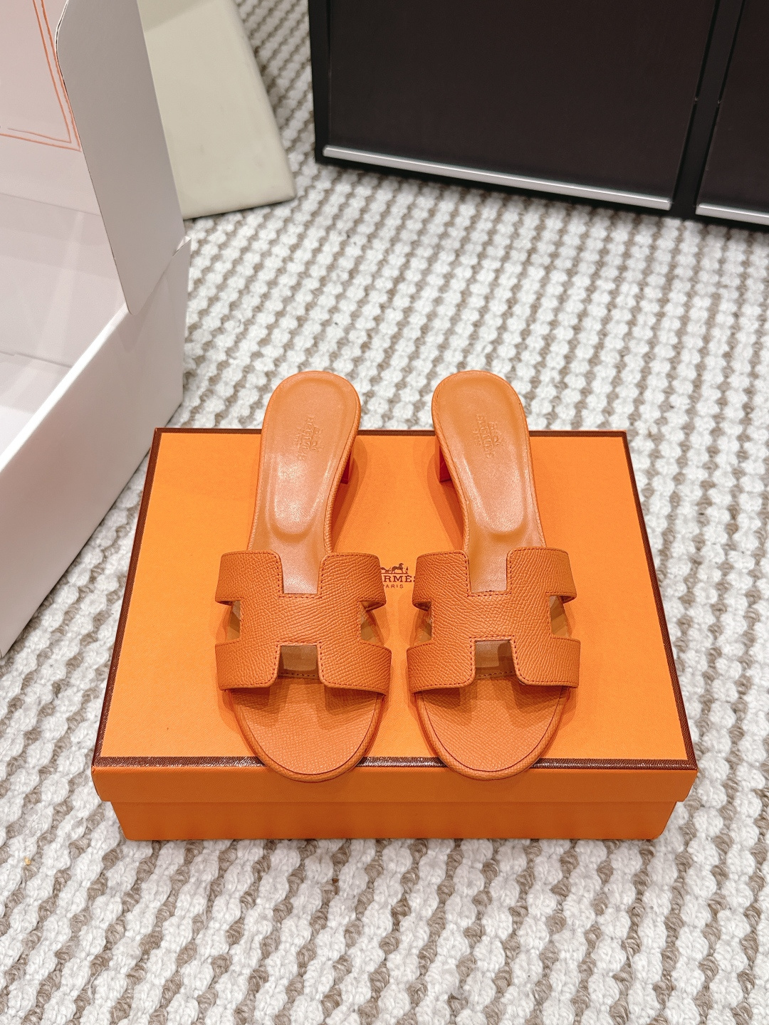 NO:749686,Dongguan purchasing agent grade (official website synchronizes with airplane box packaging) Hermes Hermes Spring 26 latest color matching H slippers produced in Dongguan, classic H slippers, a must-have style for every summer!  One of the must-have items on every girl’s wish list!  Whether it’s daily wear or traveling, it’s really stylish and doesn’t need to be too high!  All materials are directly original Italian Hermès materials!  The advantage of genuine Italian leather is that it feels very good, and while keeping the leather soft and delicate, it also makes the overall shoe very three-dimensional. How can I put it, the overall style is very stylish!  Don’t miss this classic model!  All raw materials Size#35-39 (34.40.41.42.43 customized, non-returnable), slippers, hermes, hermes, slippers19860909东莞代购级（官网同步飞机盒包装） Hermes 爱马仕春 26最新配色 东莞产 H拖鞋 经典H拖,每个夏天必入的款式！每个女孩 愿望List必收款之一！日常穿搭,还是出去旅游什么的,真的逼格不要太高！ 所有材料都是直接意大利爱马仕材料原装！ 意大利正品的皮料的好处在于 手感特别好 并且在保持皮料柔软细腻的同时 又会让鞋子整体非常立体 怎么说呢 就是整体非常有型！这样的经典款遇到不要错过！ 全原材料 Size#35-39（34.40.41.42.43订做不退换）,拖鞋,hermes,hermes,slippers,Women's Shoes