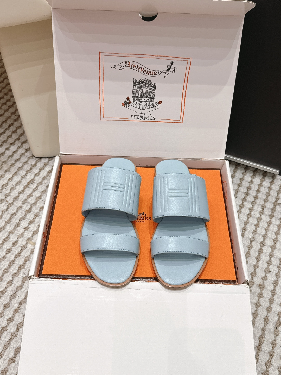 NO:749713,Guangzhou-made purchasing agent Hermès Oran 2026 spring and summer new flat-soled double-strap sandals Hermès Oran sandals, made of high-quality calfskin, double wideband + embossed design, simple and super recognizable!  The soles are light and comfortable, making it easy to wear in daily life or on vacation. They are versatile and can be worn with any style. Launched in 1945, the Oran series is classic and durable. It is an iconic item of Hermès and a must-have for fashionistas!  Size 35-39 (40.41 customized, non-returnable), slippers, hermes, slippers, cowhide19860909莞产代购级 Hermès Oran2026春夏新款 平底 双带 凉拖鞋 Hermès Oran凉拖,选用优质小牛皮,双宽带+压纹设计,简约又超有辨识度！鞋底轻便舒适,日常或度假都能轻松驾驭,百搭不挑风格 Oran系列自1945年推出,经典耐用,是Hermès标志性单品,时髦精们必入！ Size 35-39（40.41定做不退换）,拖鞋,hermes,slippers,cowhide,Women's Shoes