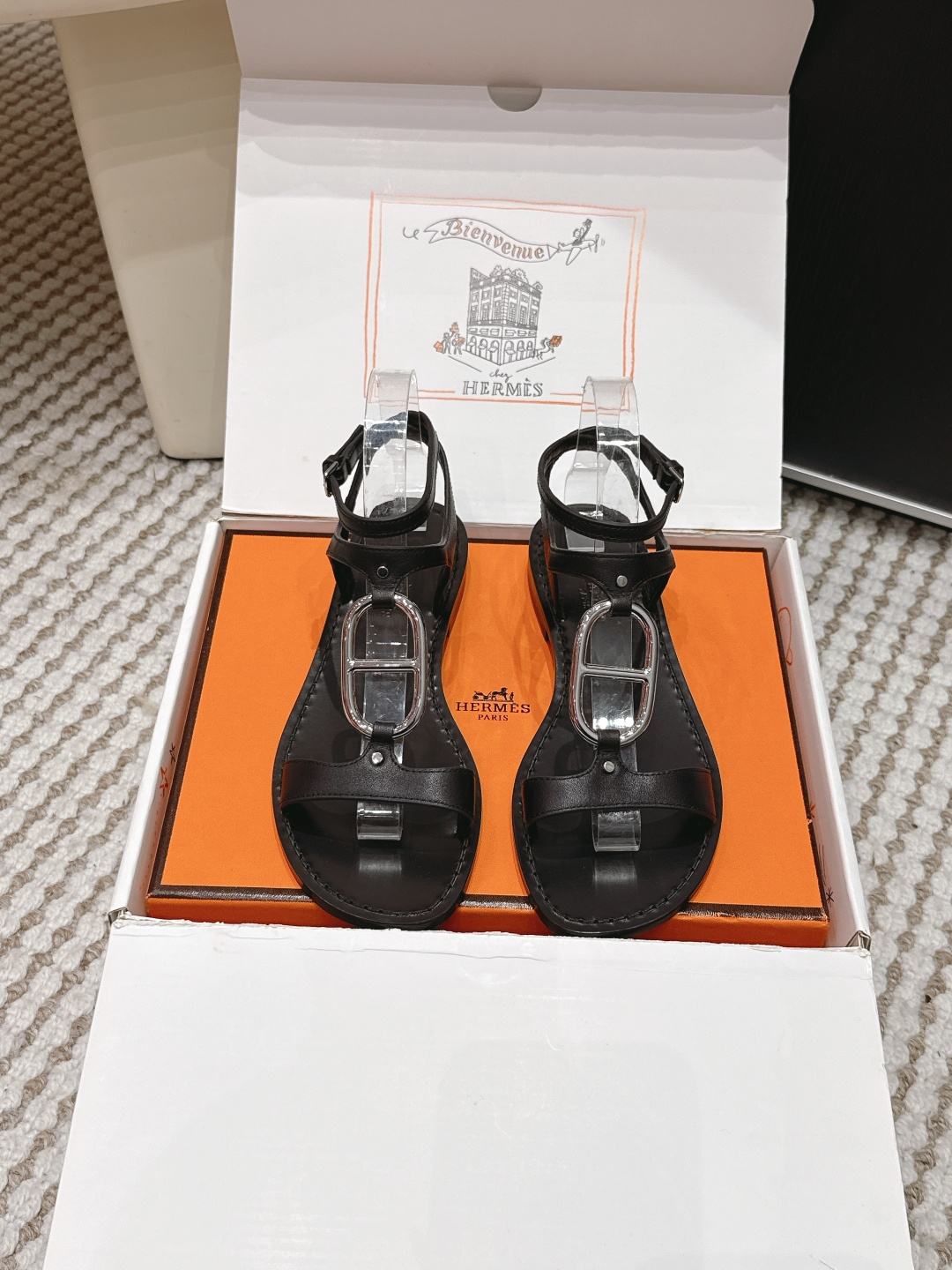 NO:749701,Guangdong purchasing agent grade Hermès Oran series 2026 spring and summer new metal flat sandals Hermès Oran series sandals are made of high-quality calfskin, with iconic metal buckles, simple and exquisite. Comfortable to wear, suitable for daily life or vacation. Available in black, brown and white in multiple colors to meet different dressing needs. Transparent PVC ankle strap, stable and breathable, perfect for summer wear!  Since its launch, the Oran series has been loved for its elegant design and practicality. It is one of Hermès’ classic items. Size 35-39 (40.41 custom-made and non-returnable), sandals, hermes, sandals, cowhide19860909莞产代购级 Hermès Oran系列2026春夏新款 金属 平底 凉鞋 Hermès Oran系列凉鞋,采用优质小牛皮,搭配标志性金属扣饰,简约又精致. 穿着舒适,适合日常或度假.多色可选黑、棕、白,满足不同穿搭需求.透明PVC脚踝带,稳固又透气,夏天穿超合适！ Oran系列自推出以来,因优雅设计和实用性备受喜爱,是Hermès经典单品之一. Size 35-39（40.41定做不退换）,凉鞋,hermes,sandals,cowhide,Women's Shoes
