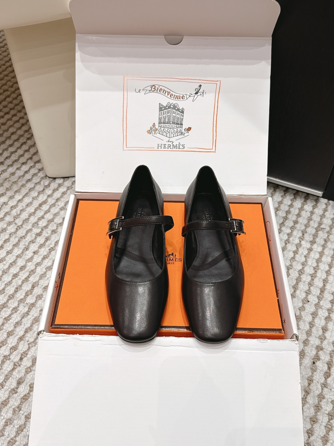 NO:749691,Guangdong-made purchasing agent Hermès Oran 2026 spring and summer new ballet shoes are made of high-quality lambskin, soft and delicate, with a straight-strap design on the upper, which is easy to put on and take off and stable. The rubber sole is light and non-slip, suitable for daily commuting or leisure. Classic black is versatile, can be easily controlled in skirts and trousers, and has a French lazy atmosphere!  The Oran series is simple and elegant, comfortable and fashionable. It is one of the masterpieces of Hermès shoes. It is deeply loved by the fashion circle and is known as one of the must-have dance shoes of the year. Size35-39 (40.41 custom-made and non-refundable), Mary Jane, hermes, hermes, mary jane, skirts, sheepskin19860909莞产代购级 Hermès爱马仕Oran2026春夏新款 芭蕾舞 单鞋 选用优质小羊皮,柔软细腻,鞋面一字带设计,穿脱方便又稳固.橡胶鞋底轻便防滑,日常通勤或休闲都很适合. 经典黑色百搭,裙装裤装都能轻松驾驭,法式慵懒氛围感拉满！ Oran系列简约优雅,舒适又时髦,是爱马仕鞋履代表作之一,深受时尚圈喜爱,被称为年度必入舞蹈鞋之一 Size35-39（40.41订做不退换）,玛丽珍,hermes,hermes,mary jane,skirts,sheepskin,Women's Shoes