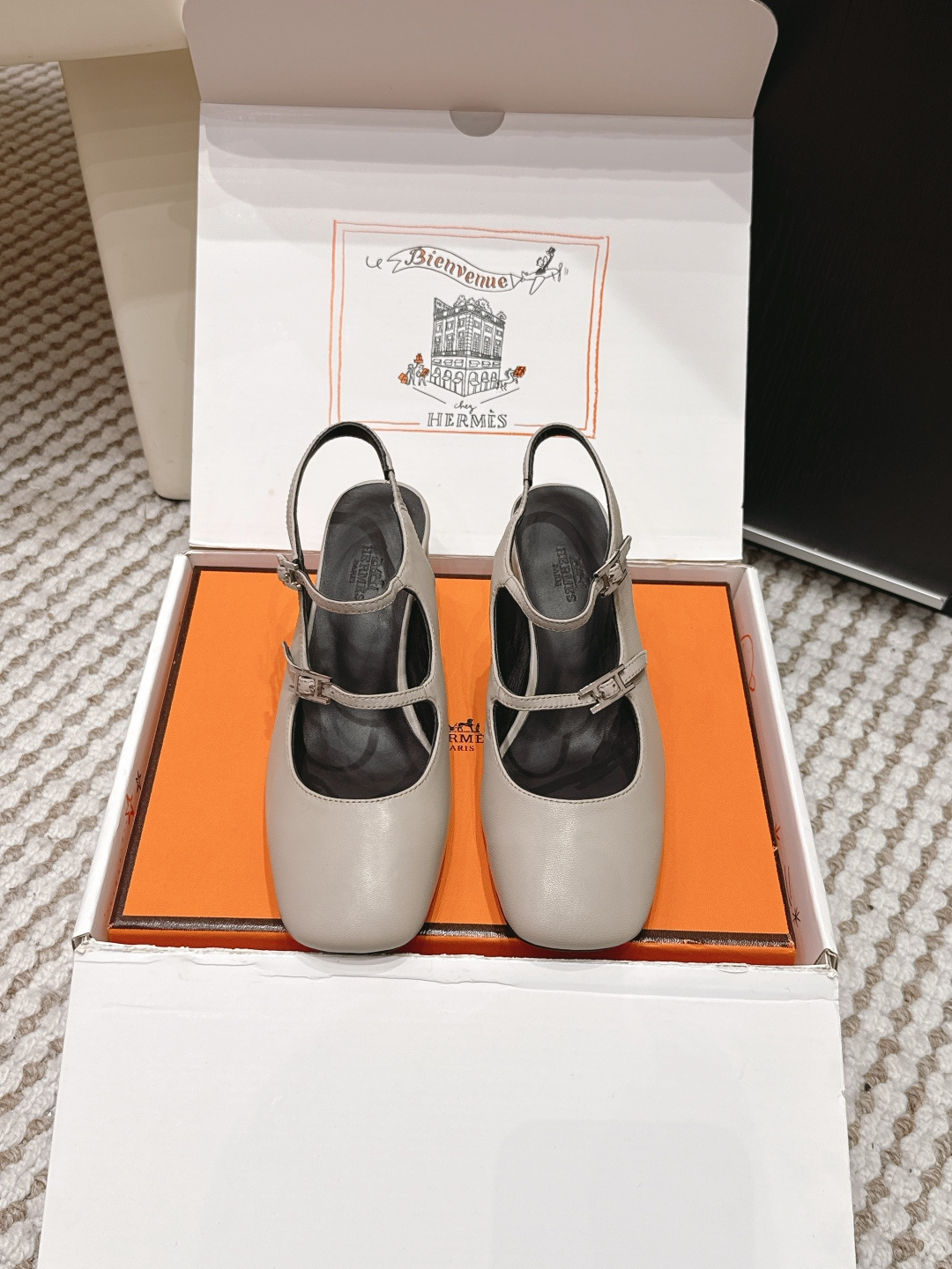 NO:749683,Guangdong-made purchasing agent Hermès Oran 2026 spring and summer new flat-soled open-back sandals are made of high-quality lambskin, soft and delicate, with a one-strap design on the upper, which is easy to put on and take off and stable. The rubber sole is light and non-slip, suitable for daily commuting or leisure. The classic black is versatile, can be easily controlled in skirts and trousers, and has a French lazy atmosphere!  The Oran series is simple and elegant, comfortable and fashionable. It is one of the masterpieces of Hermès shoes. It is deeply loved by the fashion circle and is called one of the must-haves of the year. Size35-39 (40.41 custom-made, non-refundable), sandals, hermes, hermes, sandals, skirts, sheepskin19860909莞产代购级 Hermès爱马仕Oran2026春夏新款 平底 后空凉鞋 选用优质小羊皮,柔软细腻,鞋面一字带设计,穿脱方便又稳固.橡胶鞋底轻便防滑,日常通勤或休闲都很适合. 经典黑色百搭,裙装裤装都能轻松驾驭,法式慵懒氛围感拉满！ Oran系列简约优雅,舒适又时髦,是爱马仕鞋履代表作之一,深受时尚圈喜爱,被称为年度必入之一 Size35-39（40.41订做不退换）,凉鞋,hermes,hermes,sandals,skirts,sheepskin,Women's Shoes