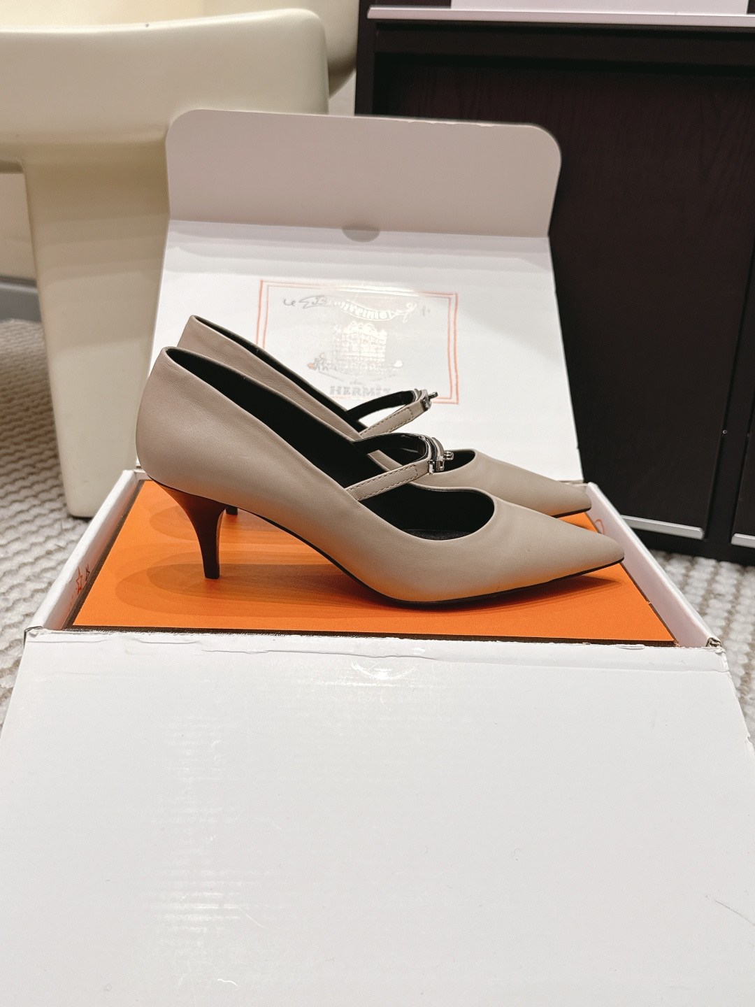 Женские черные босоножки с ремешком Hermès