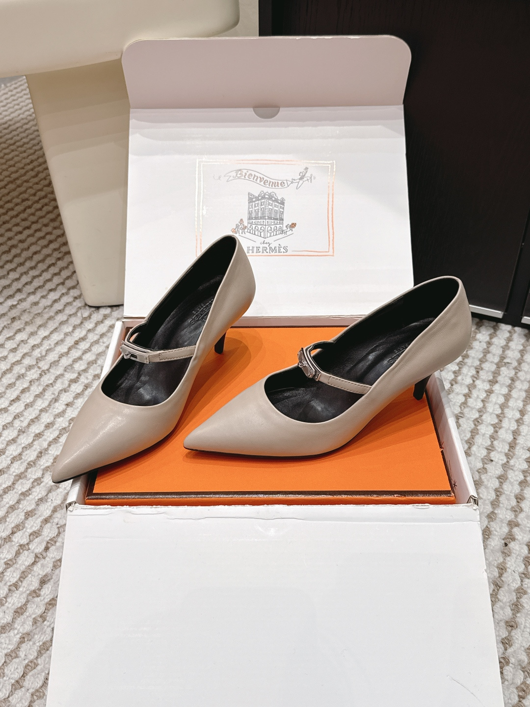 Женские черные босоножки с ремешком Hermès