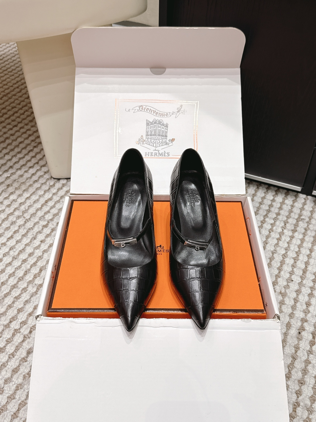 NO:749725,Guangdong-made purchasing agent Hermès Oran 2026 spring and summer new ballet shoes are made of high-quality lambskin, soft and delicate, with a straight-strap design on the upper, which is easy to put on and take off and stable. The rubber sole is light and non-slip, suitable for daily commuting or leisure. Classic black is versatile, can be easily controlled in skirts and trousers, and has a French lazy atmosphere!  The Oran series is simple and elegant, comfortable and fashionable. It is one of the masterpieces of Hermès shoes. It is deeply loved by the fashion circle and is known as one of the must-have dance shoes of the year. Size35-39 (40.41 custom-made and non-refundable), high-heeled shoes, hermes, hermes, high heels, skirts, sheepskin19860909莞产代购级 Hermès爱马仕Oran2026春夏新款 芭蕾舞 单鞋 选用优质小羊皮,柔软细腻,鞋面一字带设计,穿脱方便又稳固.橡胶鞋底轻便防滑,日常通勤或休闲都很适合. 经典黑色百搭,裙装裤装都能轻松驾驭,法式慵懒氛围感拉满！ Oran系列简约优雅,舒适又时髦,是爱马仕鞋履代表作之一,深受时尚圈喜爱,被称为年度必入舞蹈鞋之一 Size35-39（40.41订做不退换）,高跟鞋单鞋,hermes,hermes,high heels,skirts,sheepskin,Women's Shoes
