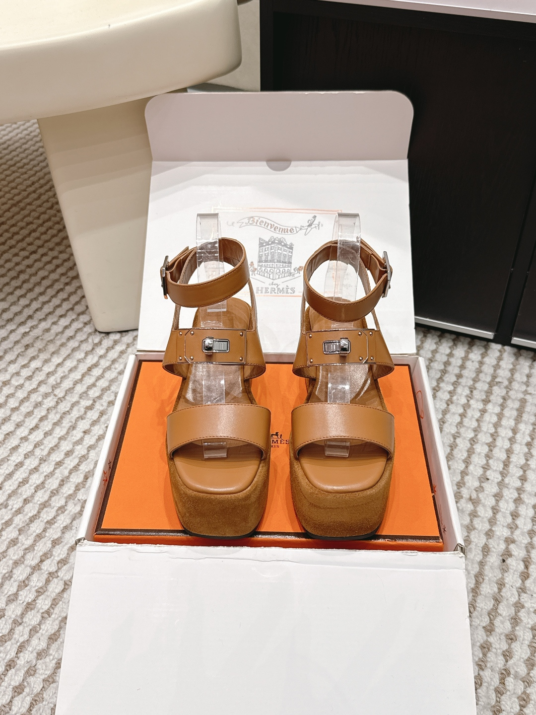 NO:749699,Purchasing agent Hermès Oran 2026 spring and summer new thick-soled thick-soled sandals Hermès Oran thick-soled sandals, black leather + transparent PVC splicing, simple and modern!  The thick-soled design is super comfortable and can quietly increase your height. The upper metal buckle + red gemstones are full of details and highly recognizable!  It can be easily used for daily commuting and leisure. It goes well with skirts or jeans. It is fashionable and practical ~ Size 35-39 (40.41 custom-made and non-refundable), high heels and sandals, hermes, sandals, high heels, skirts, jeans19860909代购级 Hermès Oran2026春夏新款 厚底 粗跟 凉鞋 Hermès Oran厚底凉鞋,黑色皮革+透明PVC拼接,简约又有现代感！厚底设计超舒适,还能悄悄增高. 鞋面金属扣+红色宝石,细节满分,辨识度超高！日常通勤、休闲都能轻松驾驭,搭配裙装或牛仔裤都很出彩,时髦又实用～ Size 35-39（40.41定做不退换）,高跟鞋凉鞋,hermes,sandals,high heels,skirts,jeans,Women's Shoes