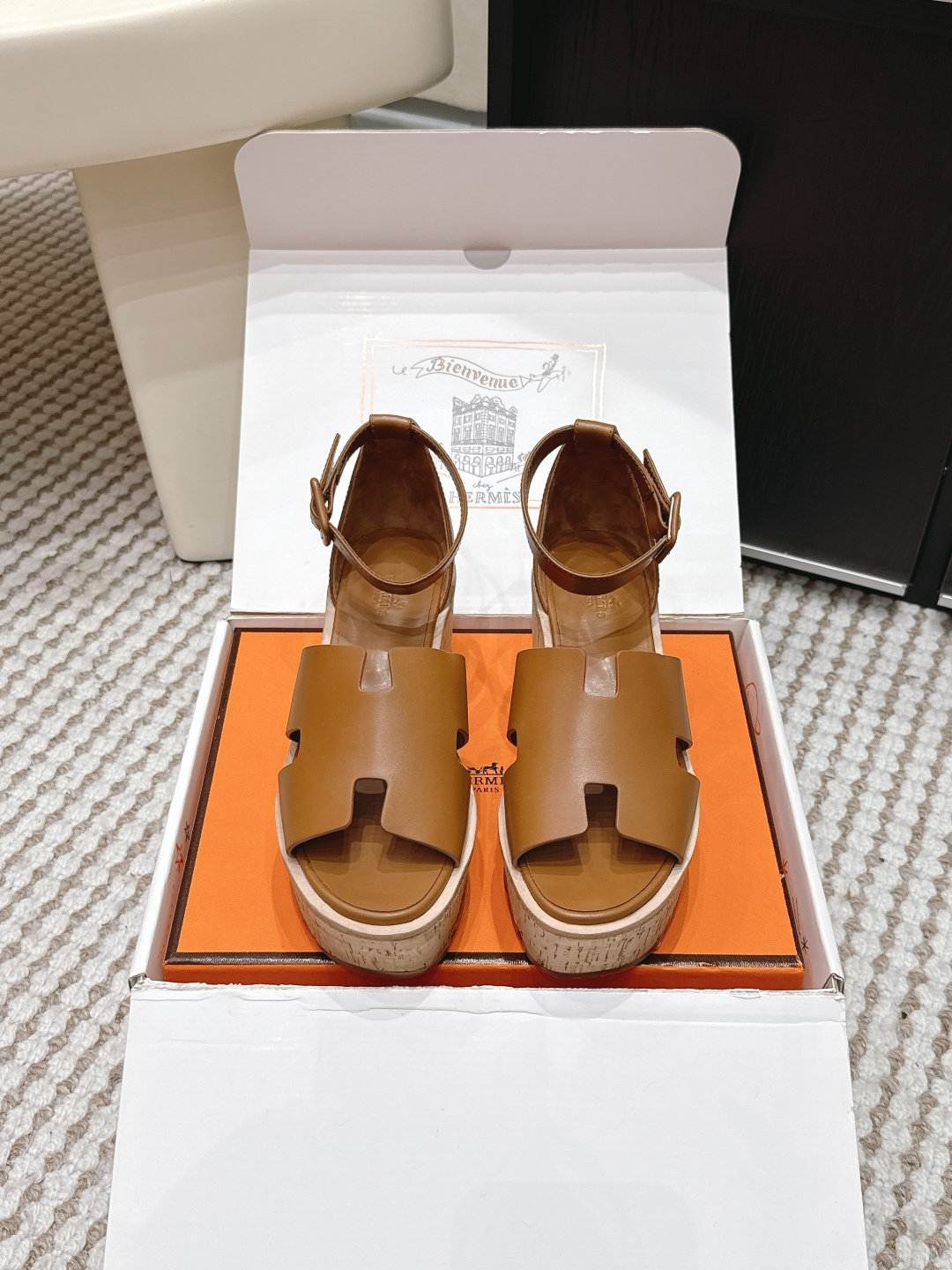 NO:749712,Purchasing agent Hermès Oran 2026 spring and summer new thick-soled thick-soled sandals Hermès Oran thick-soled sandals, black leather + transparent PVC splicing, simple and modern!  The thick-soled design is super comfortable and can quietly increase your height. The upper metal buckle + red gemstones are full of details and highly recognizable!  It can be easily used for daily commuting and leisure. It goes well with skirts or jeans. It is fashionable and practical ~ Size 35-39 (40.41 custom-made and non-refundable), high heels and sandals, hermes, sandals, high heels, skirts, jeans19860909代购级 Hermès Oran2026春夏新款 厚底 粗跟 凉鞋 Hermès Oran厚底凉鞋,黑色皮革+透明PVC拼接,简约又有现代感！厚底设计超舒适,还能悄悄增高. 鞋面金属扣+红色宝石,细节满分,辨识度超高！日常通勤、休闲都能轻松驾驭,搭配裙装或牛仔裤都很出彩,时髦又实用～ Size 35-39（40.41定做不退换）,高跟鞋凉鞋,hermes,sandals,high heels,skirts,jeans,Women's Shoes