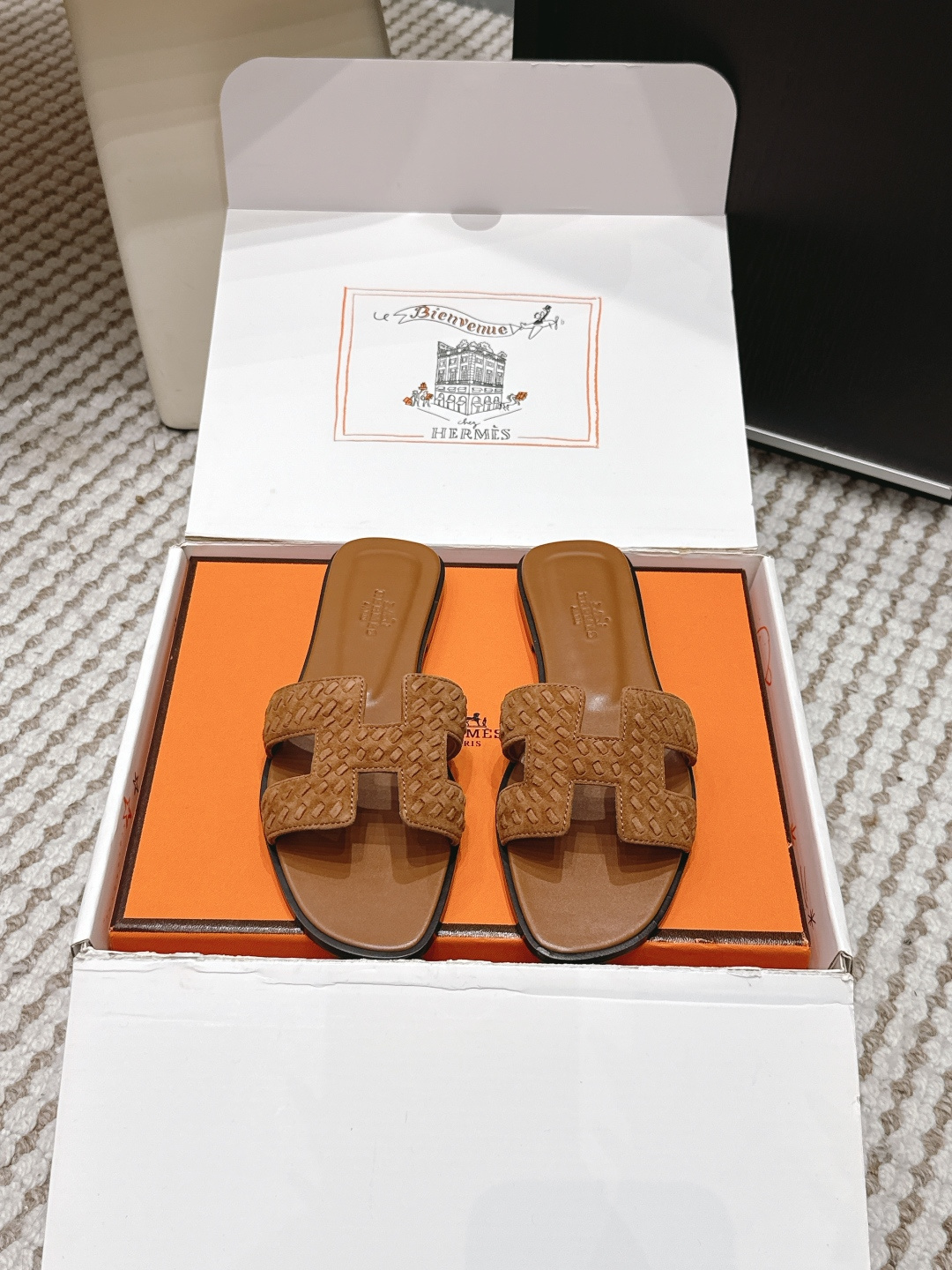 NO:724924,Dongguan purchasing agent grade (official website synchronizes with airplane box packaging) Hermes Hermes Spring 26 latest color matching H slippers produced in Dongguan, classic H slippers, a must-have style for every summer!  One of the must-have items on every girl’s wish list!  Whether it’s daily wear or traveling, it’s really stylish and doesn’t need to be too high!  All materials are directly original Italian Hermès materials!  The advantage of genuine Italian leather is that it feels very good, and while keeping the leather soft and delicate, it also makes the overall shoe very three-dimensional. How can I put it, the overall style is very stylish!  Don’t miss this classic model!  All raw materials Size#35-39 (34.40.41.42.43 customized, non-returnable), slippers, hermes, hermes, slippers19860909东莞代购级（官网同步飞机盒包装） Hermes 爱马仕春 26最新配色 东莞产 H拖鞋 经典H拖,每个夏天必入的款式！每个女孩 愿望List必收款之一！日常穿搭,还是出去旅游什么的,真的逼格不要太高！ 所有材料都是直接意大利爱马仕材料原装！ 意大利正品的皮料的好处在于 手感特别好 并且在保持皮料柔软细腻的同时 又会让鞋子整体非常立体 怎么说呢 就是整体非常有型！这样的经典款遇到不要错过！ 全原材料 Size#35-39（34.40.41.42.43订做不退换）,拖鞋,hermes,hermes,slippers,Women's Shoes