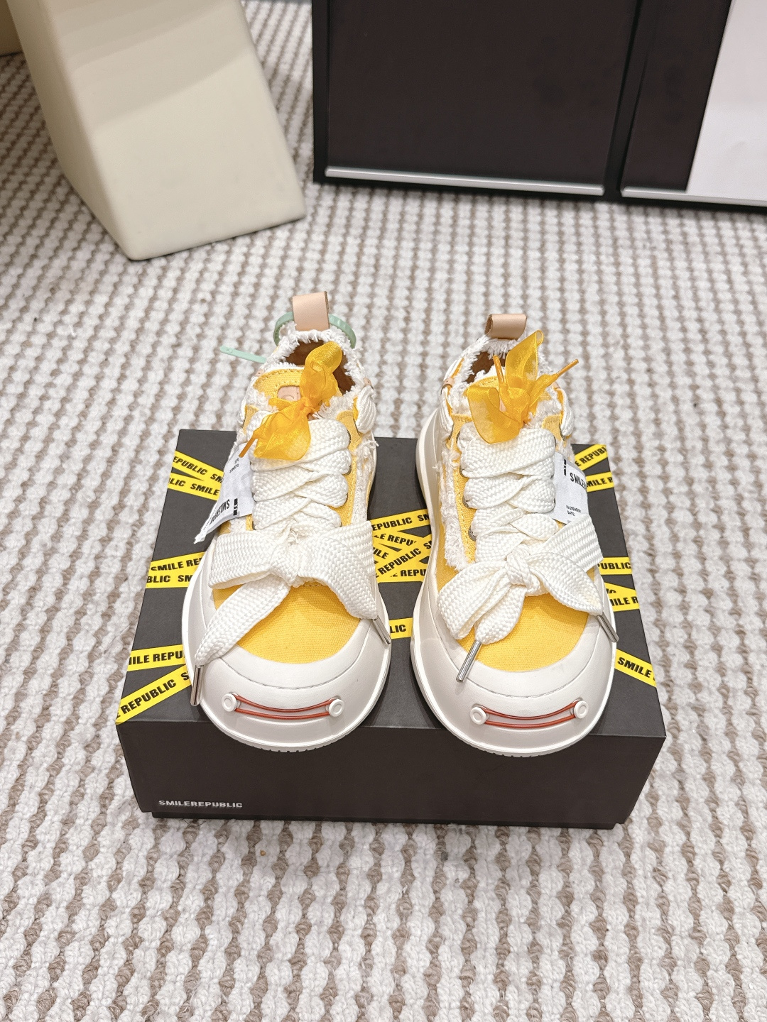 Alexander McQueen # SMILEREPUBLIC 开口笑帆布鞋